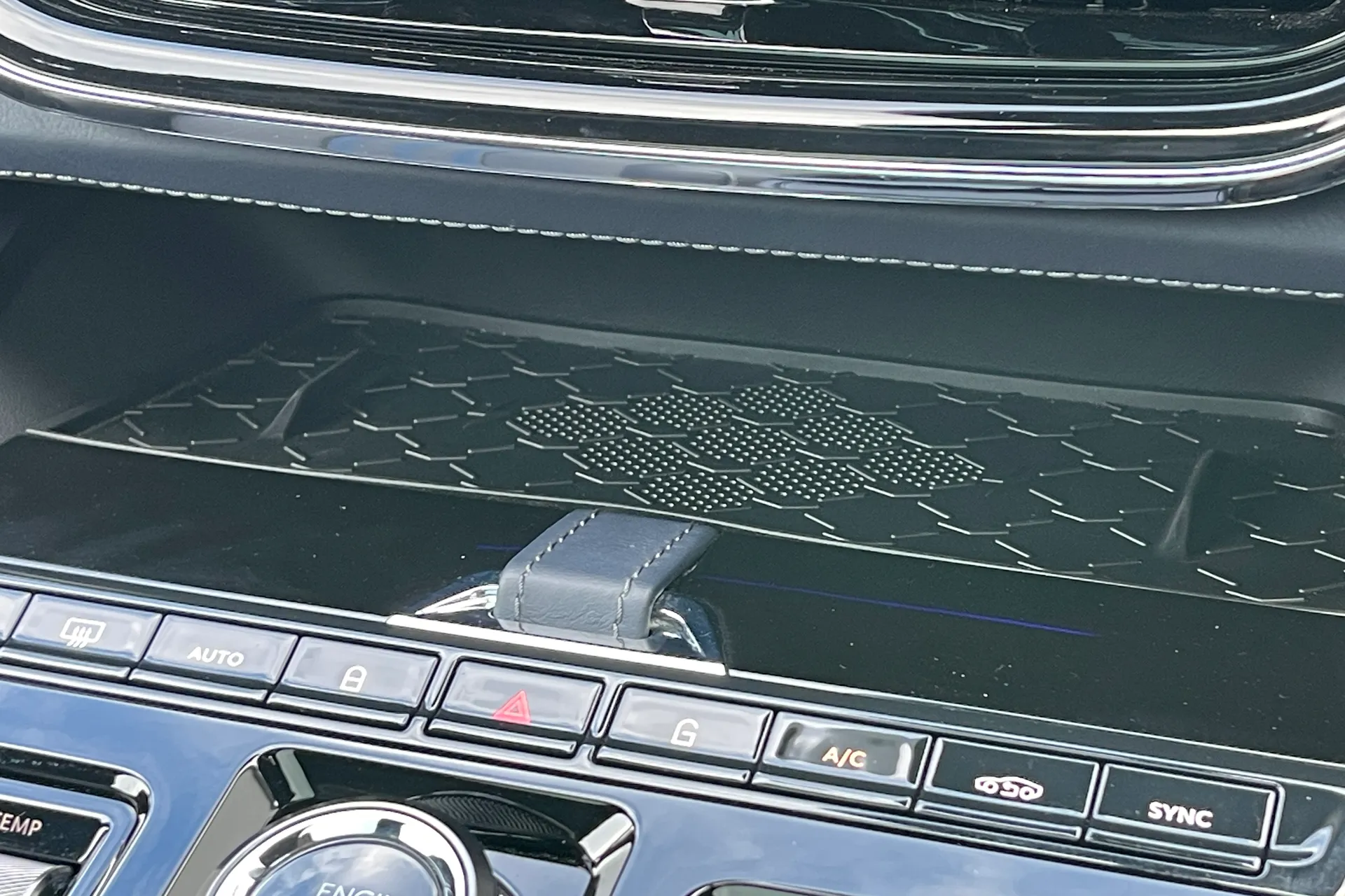 Aston Martin DBX thumbnail image number 35