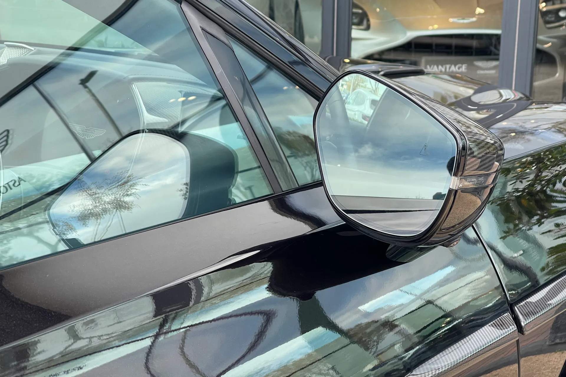 Aston Martin DBX thumbnail image number 55