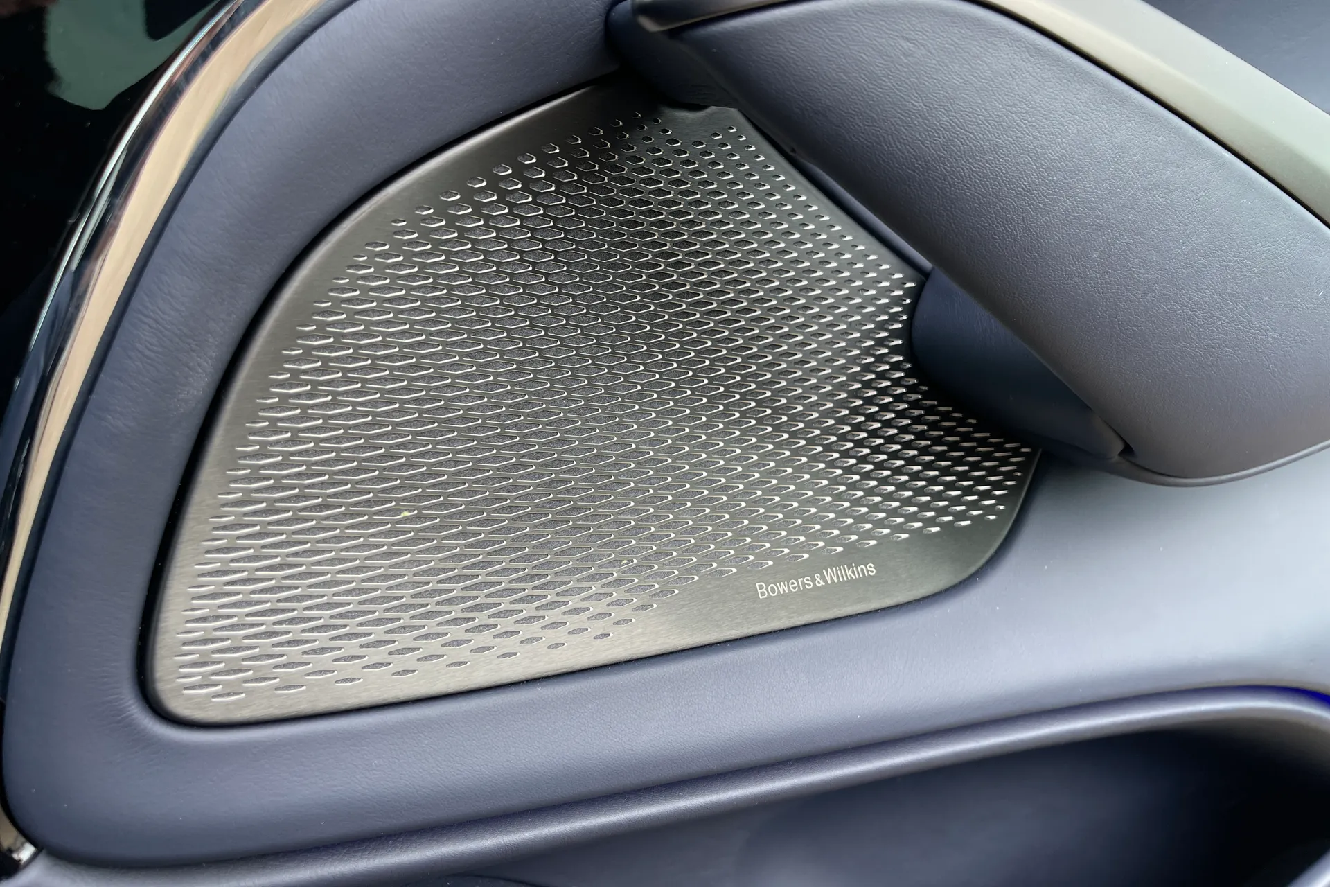 Aston Martin DBX thumbnail image number 23