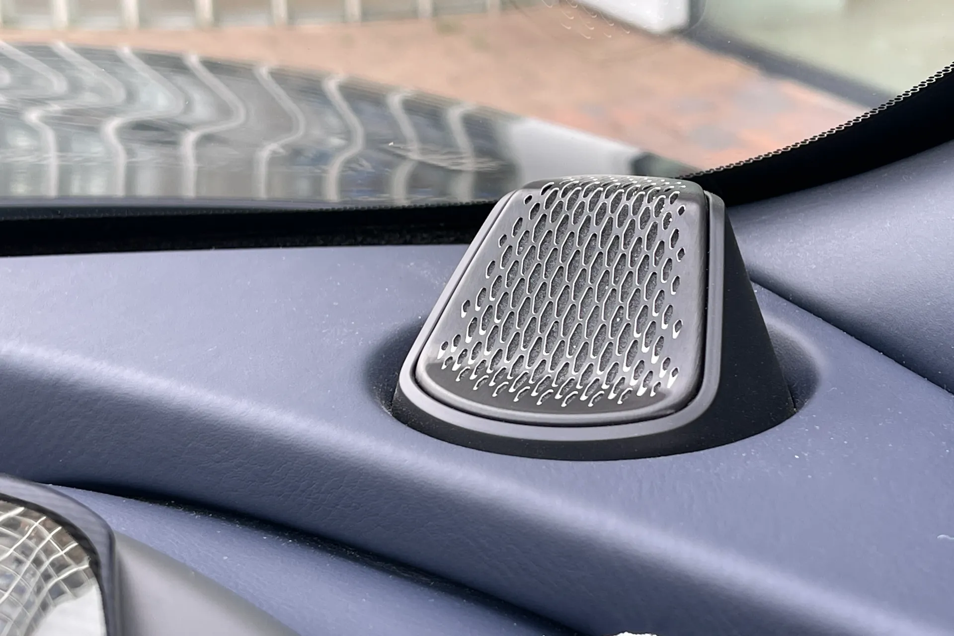 Aston Martin DBX thumbnail image number 24