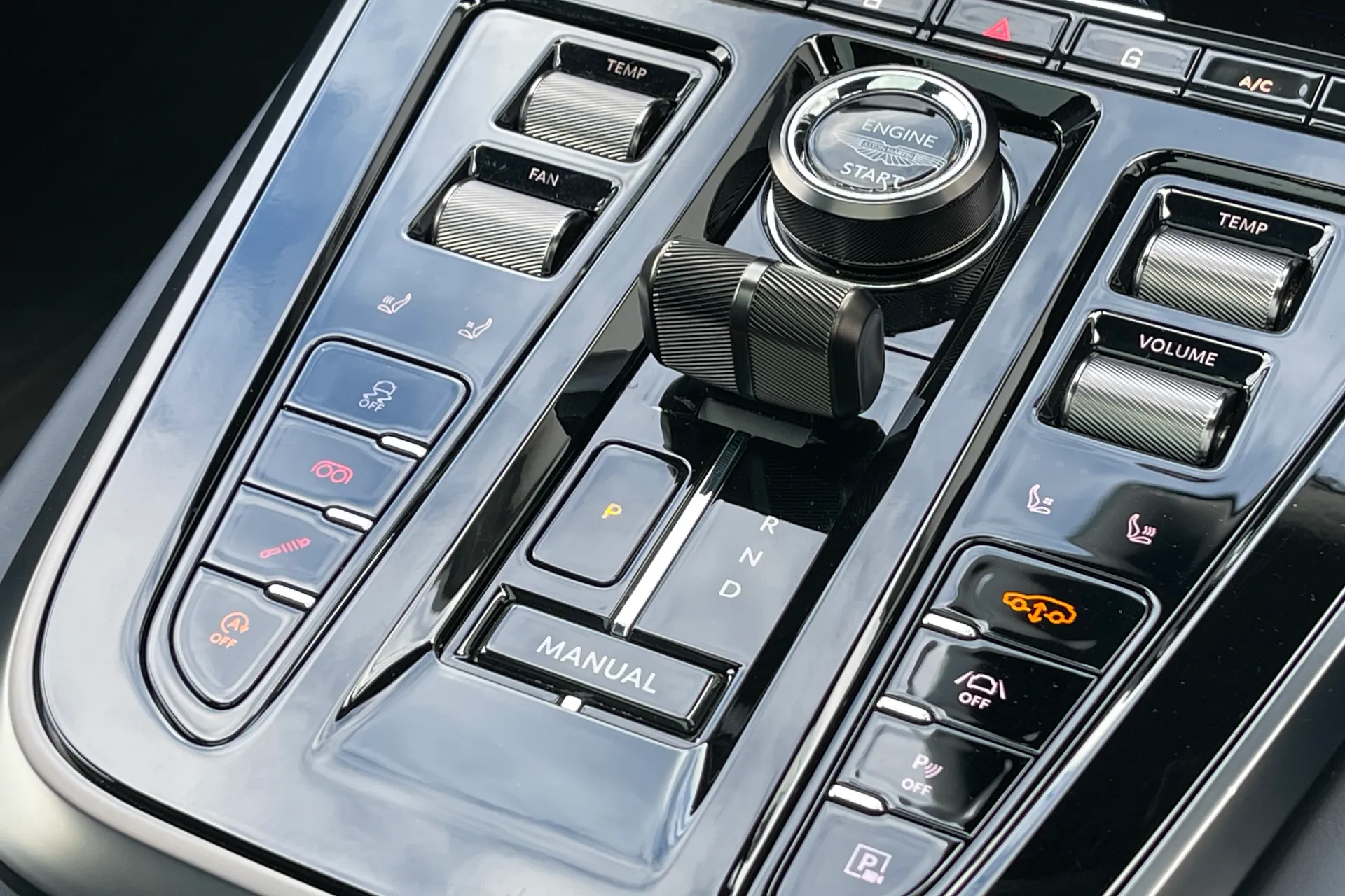 Aston Martin DBX thumbnail image number 36