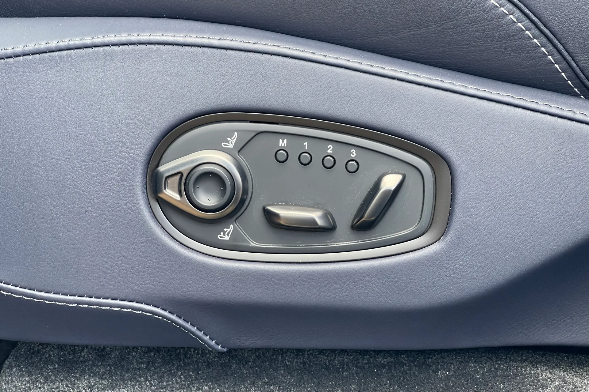 Aston Martin DBX thumbnail image number 60