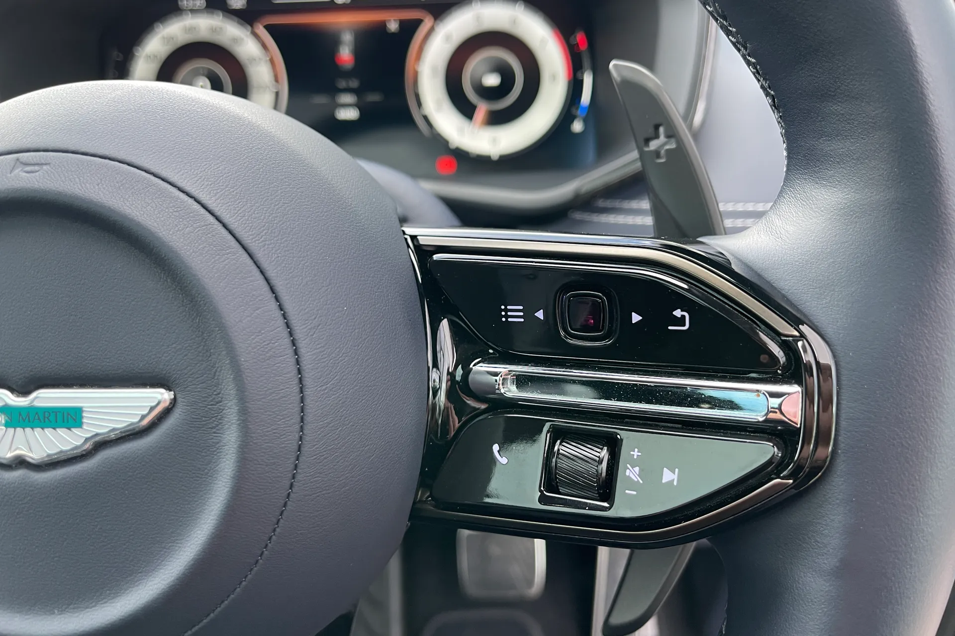 Aston Martin DBX thumbnail image number 33