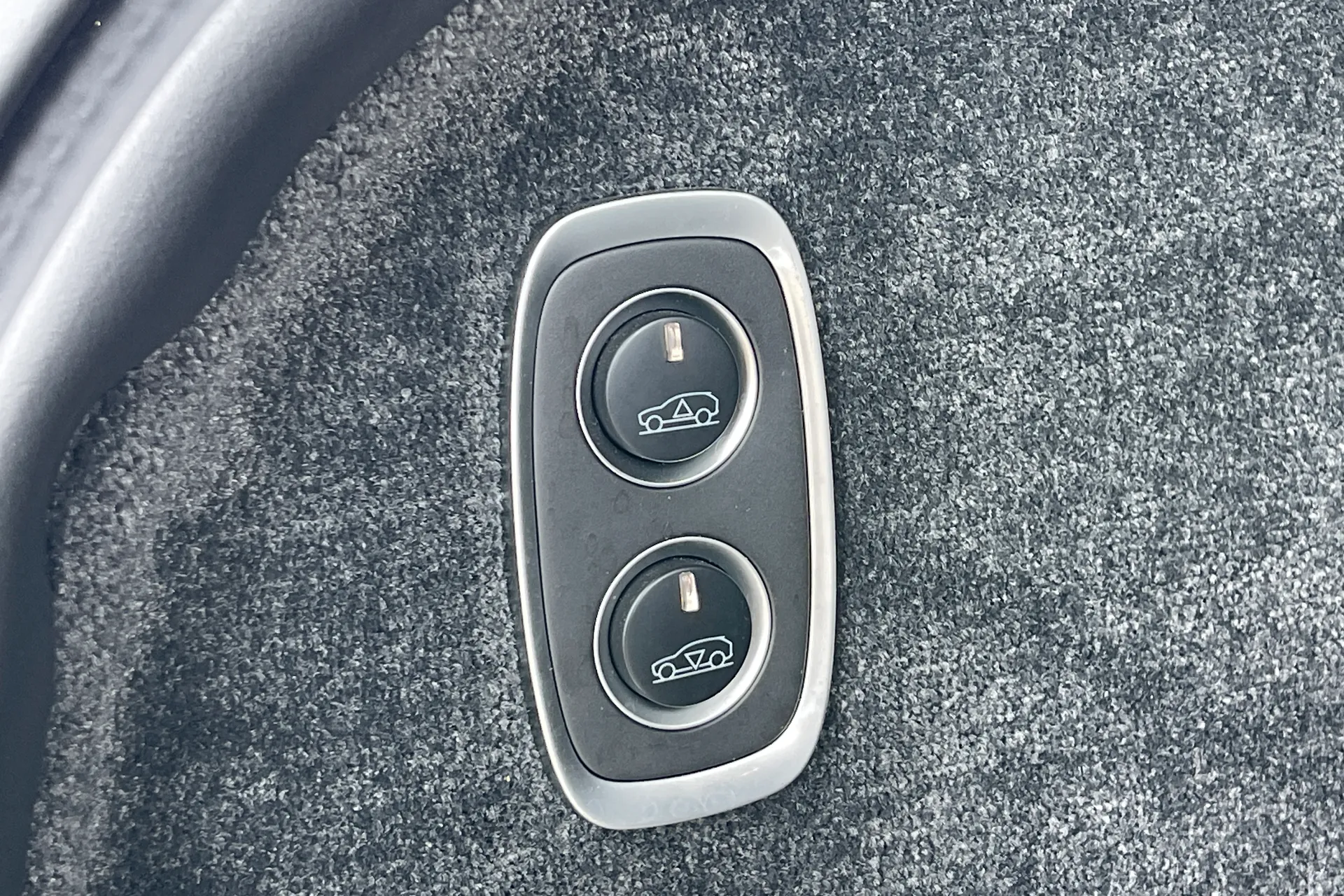 Aston Martin DBX thumbnail image number 49