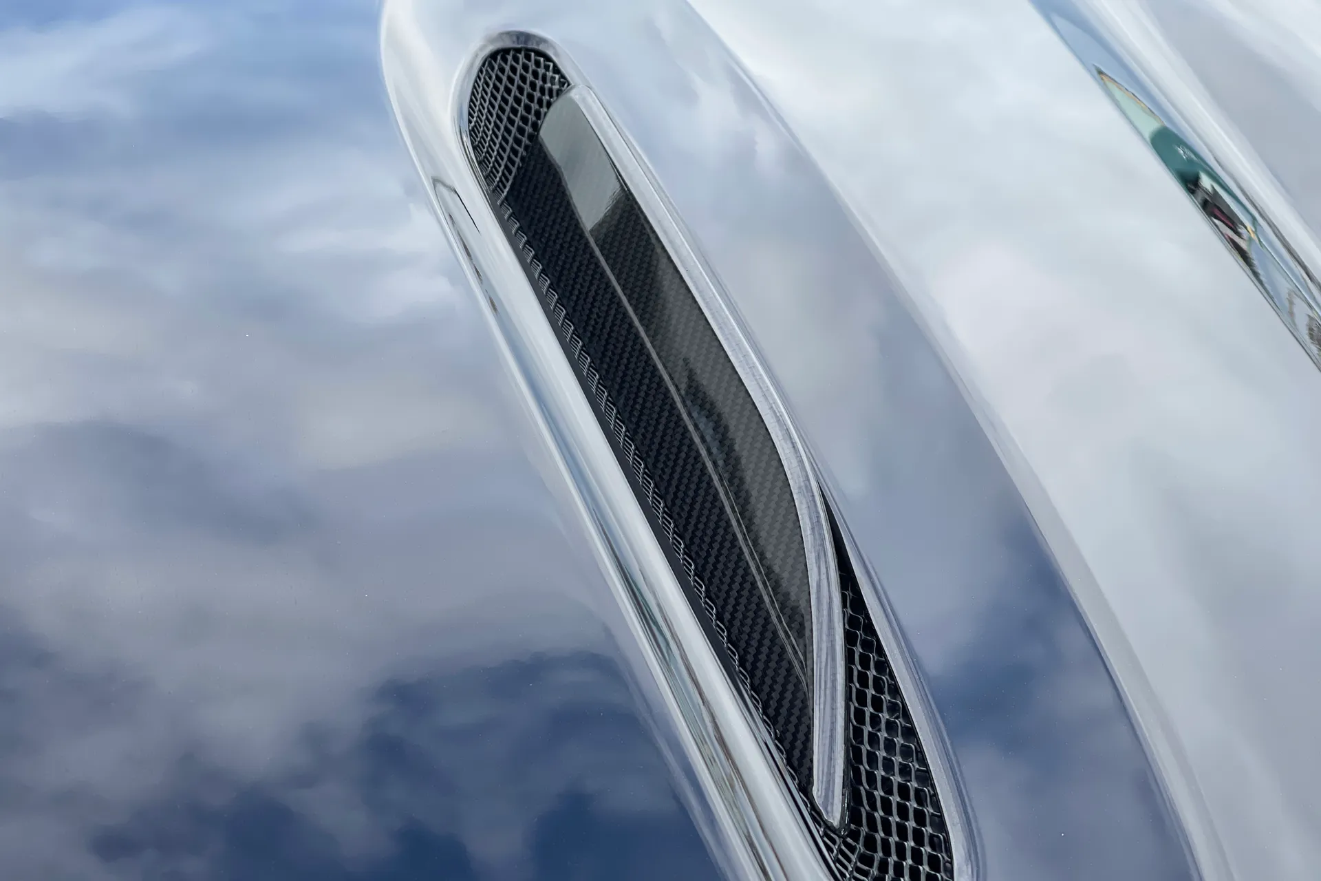 Aston Martin DBX thumbnail image number 18