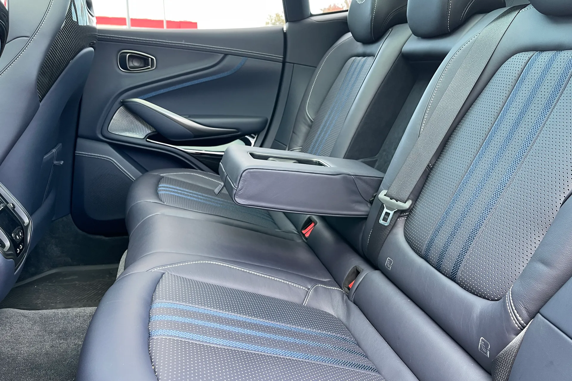 Aston Martin DBX thumbnail image number 61