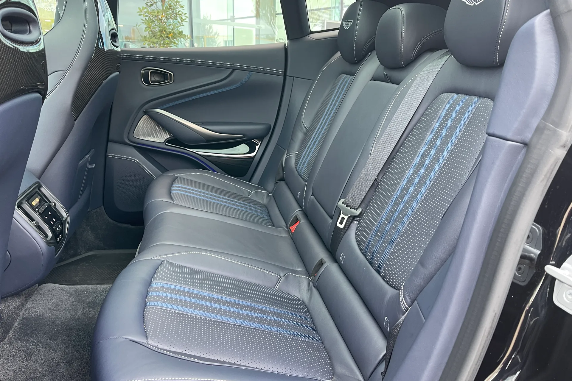 Aston Martin DBX thumbnail image number 43