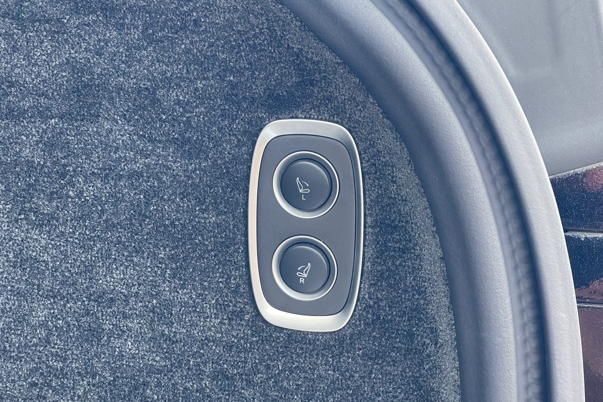 Aston Martin DBX thumbnail image number 50