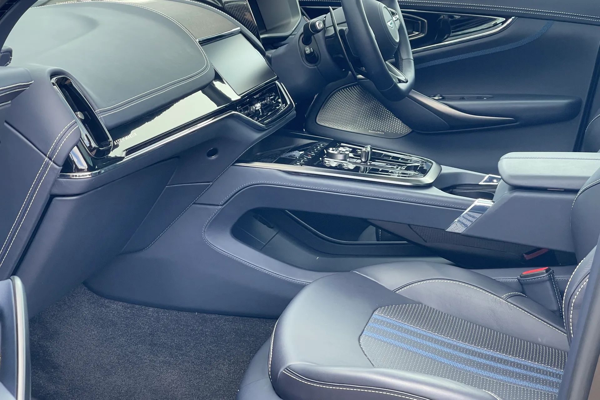 Aston Martin DBX thumbnail image number 59