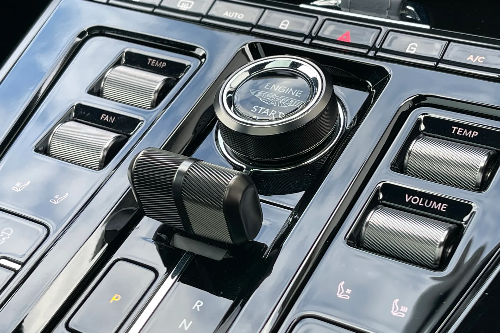 Aston Martin DBX thumbnail image number 37