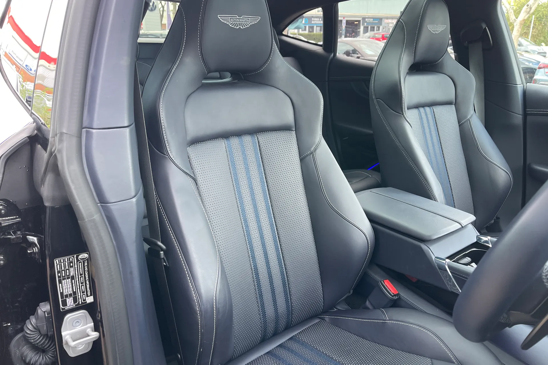 Aston Martin DBX thumbnail image number 29