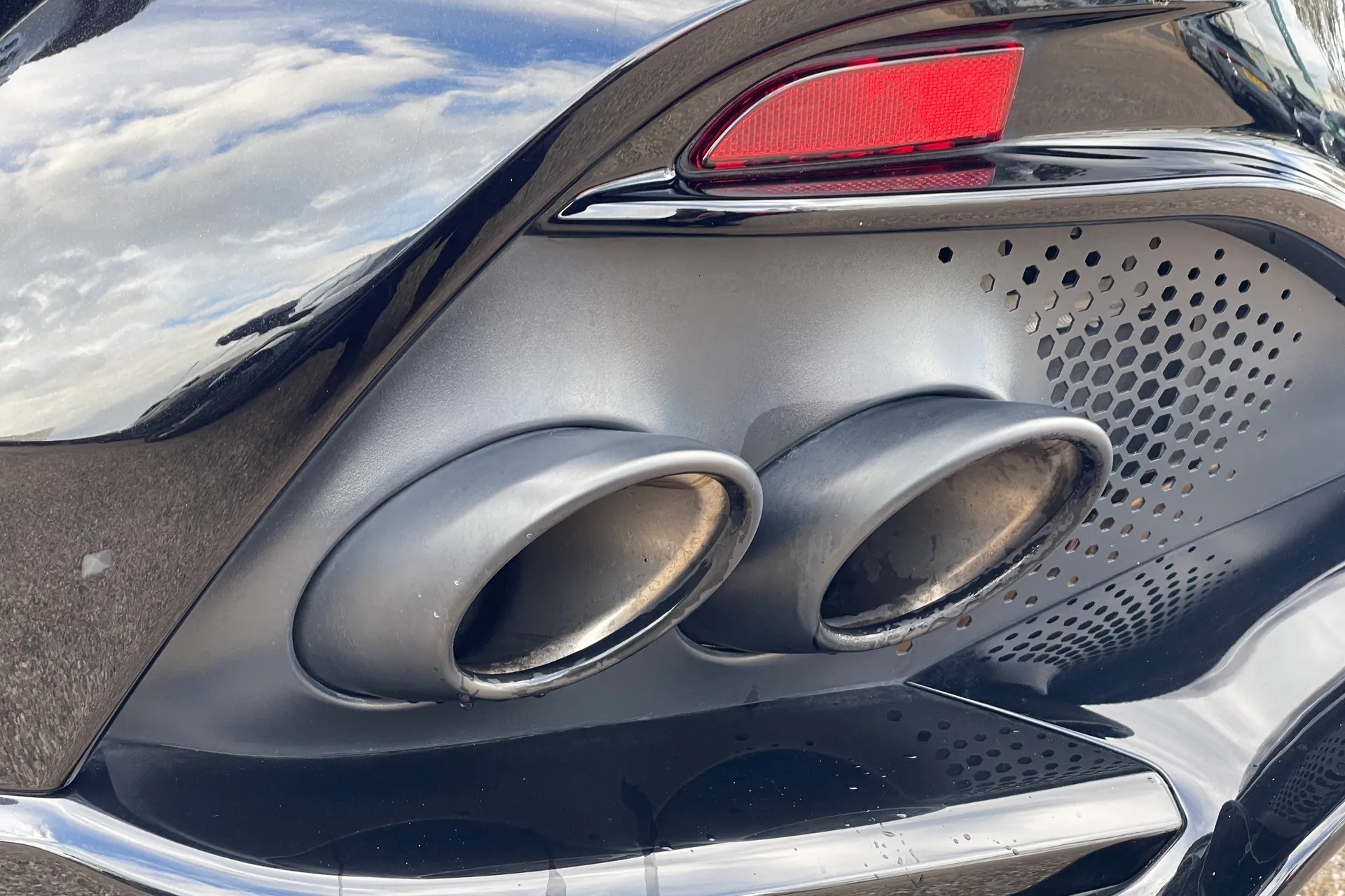 Aston Martin DBX thumbnail image number 46