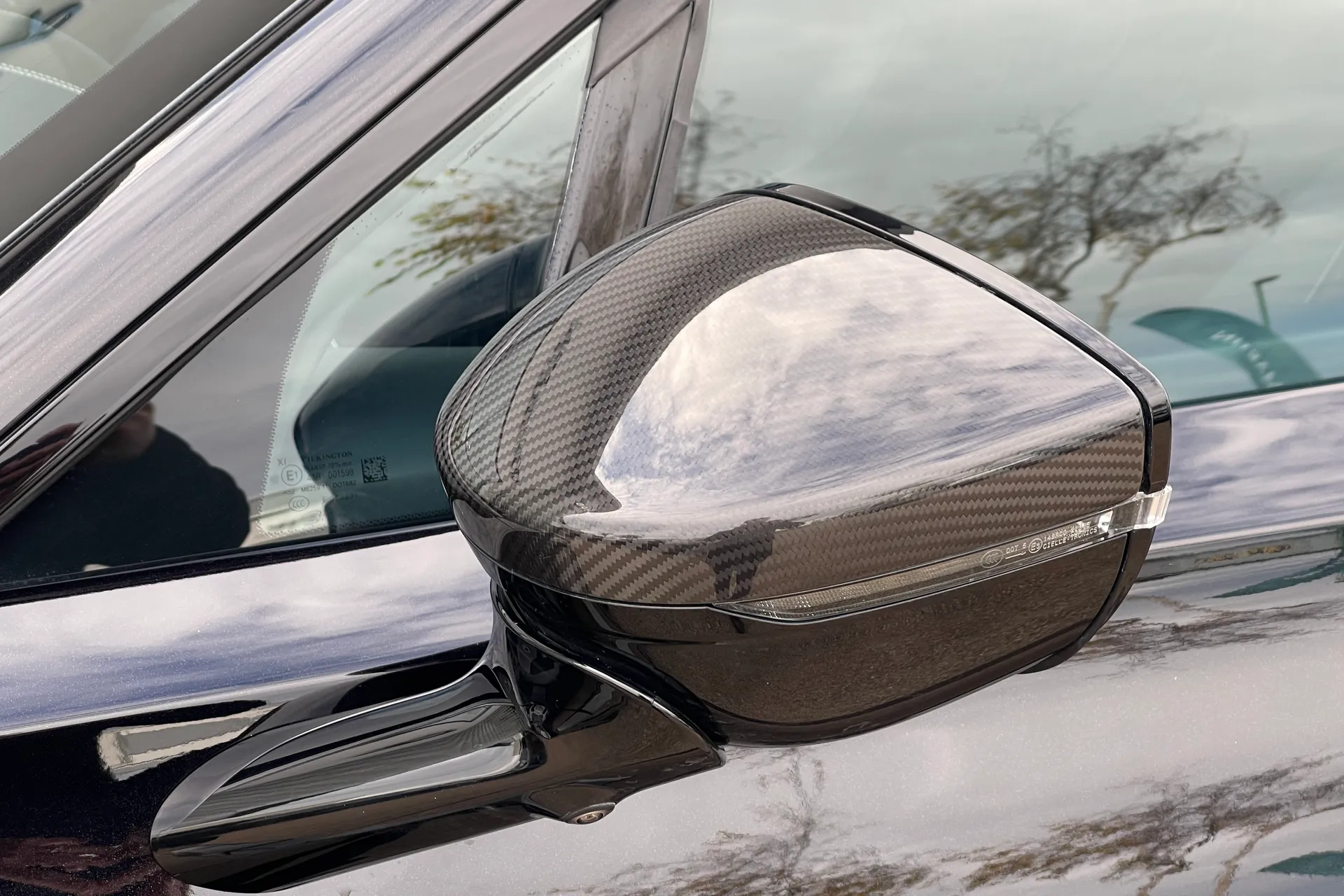 Aston Martin DBX thumbnail image number 17