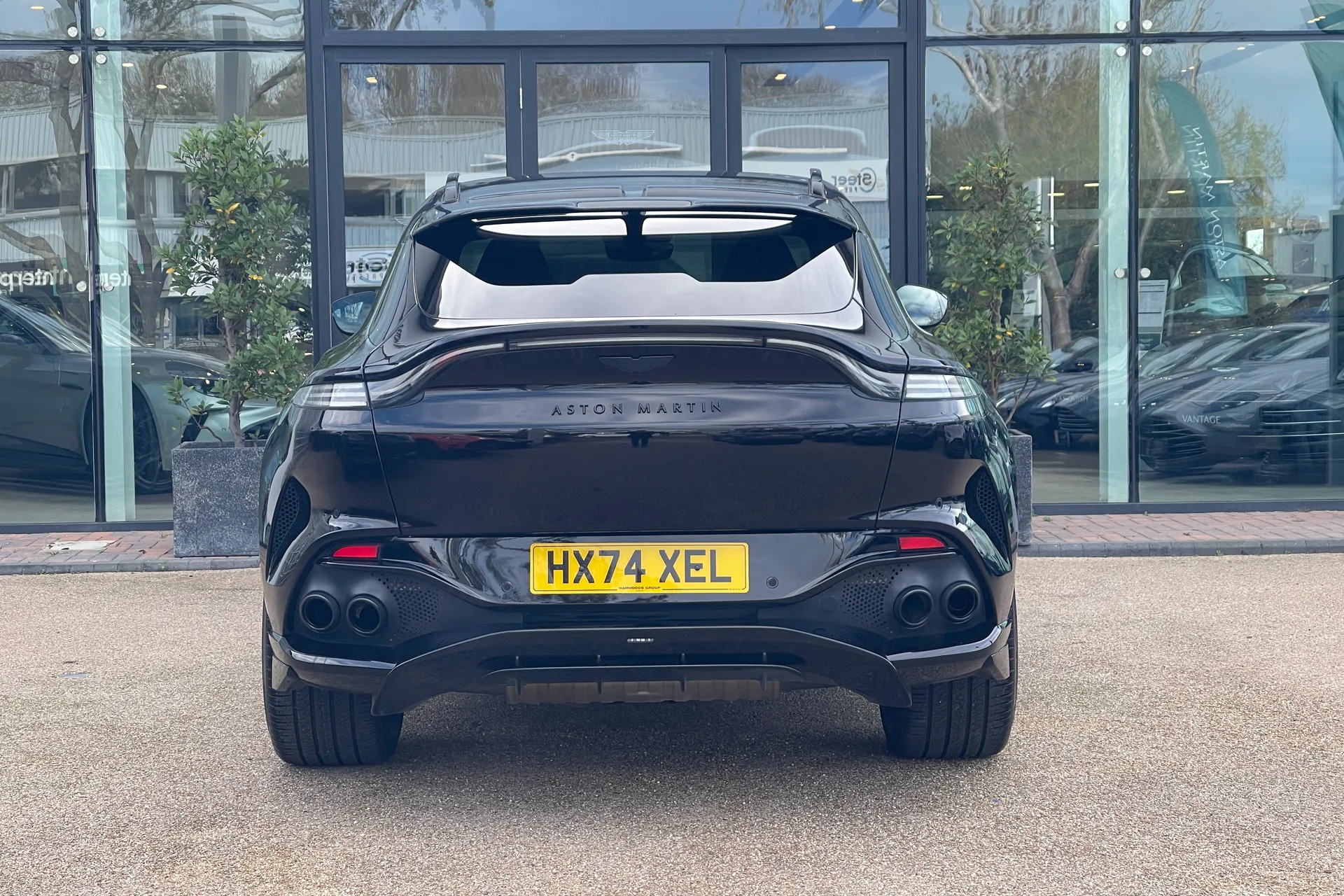 Aston Martin DBX thumbnail image number 15