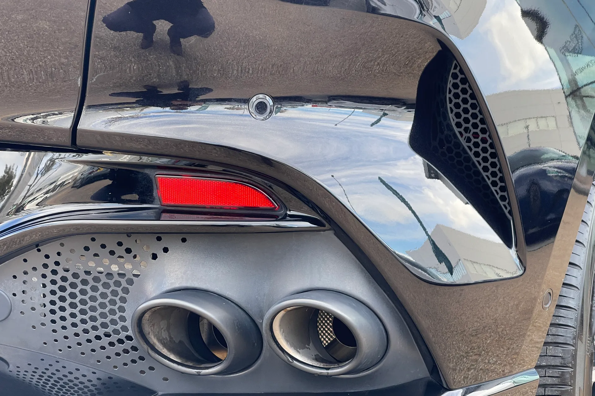 Aston Martin DBX thumbnail image number 52