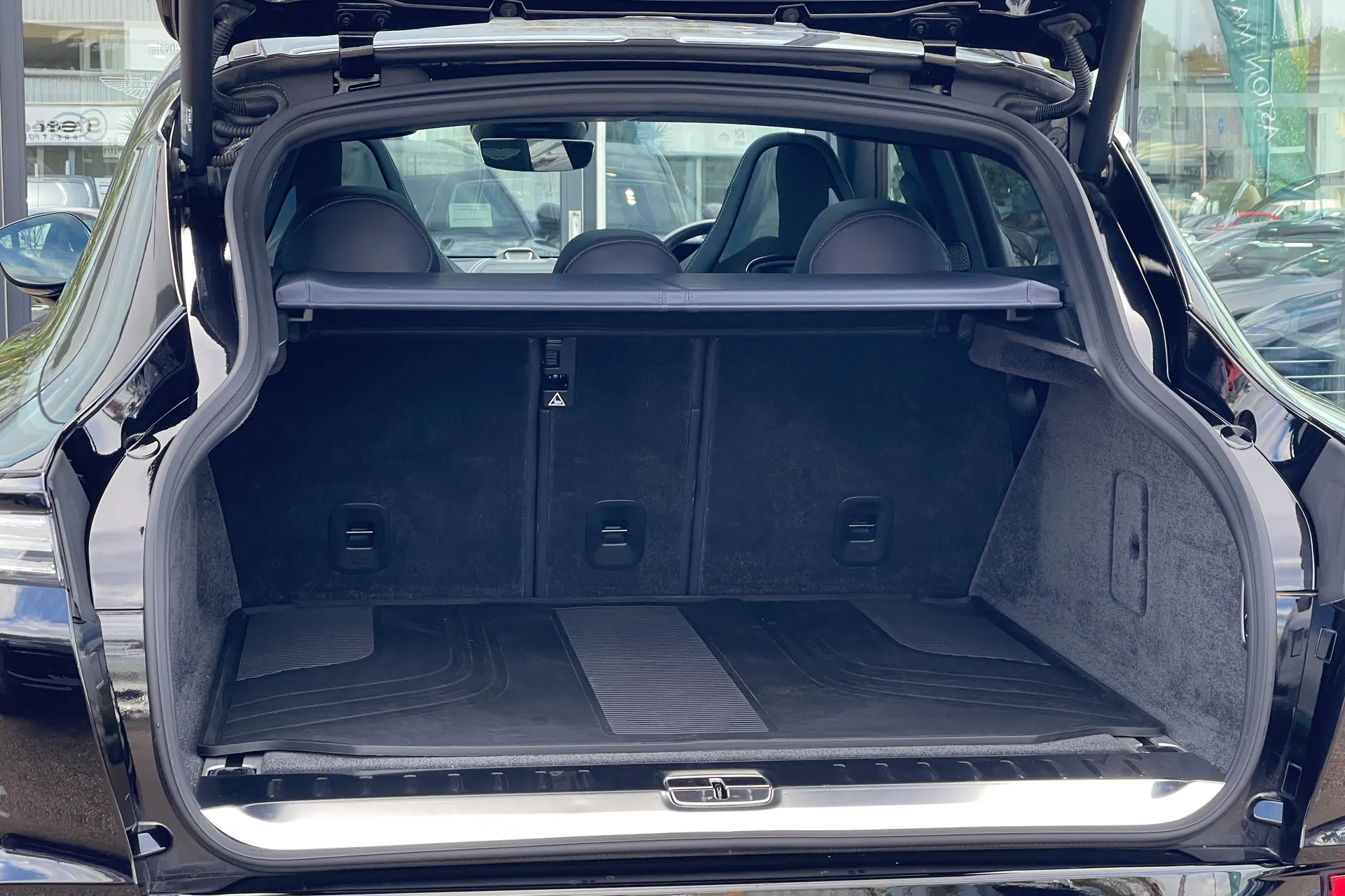 Aston Martin DBX thumbnail image number 48