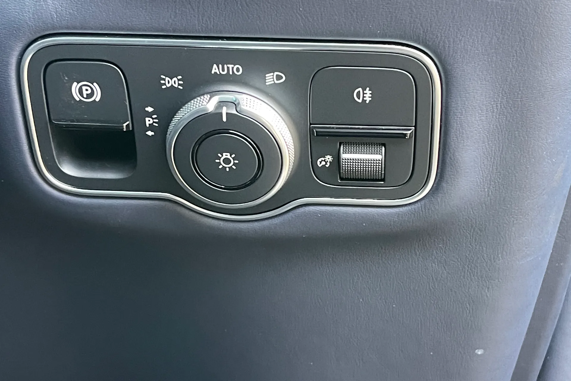 Aston Martin DBX thumbnail image number 56