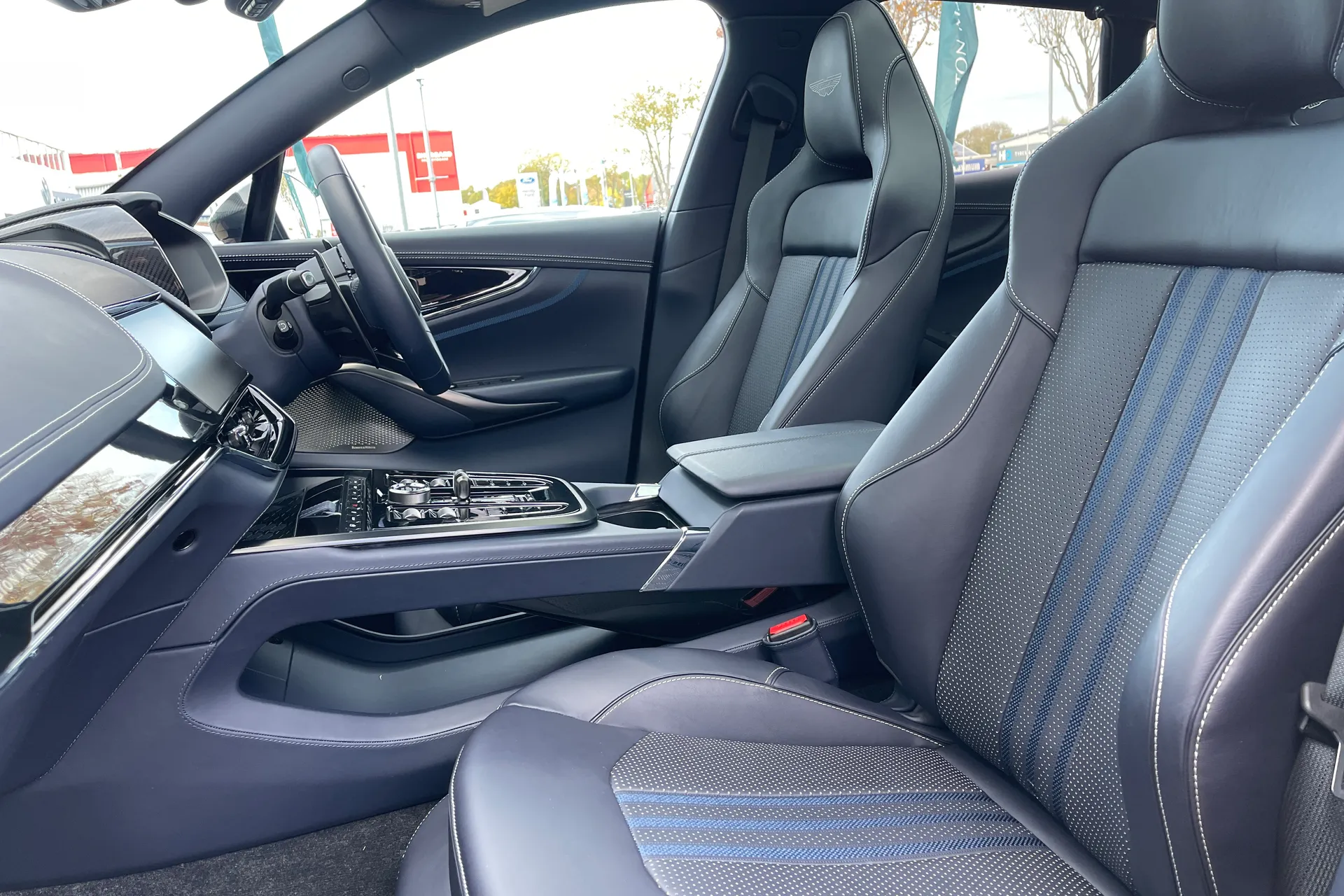 Aston Martin DBX thumbnail image number 12