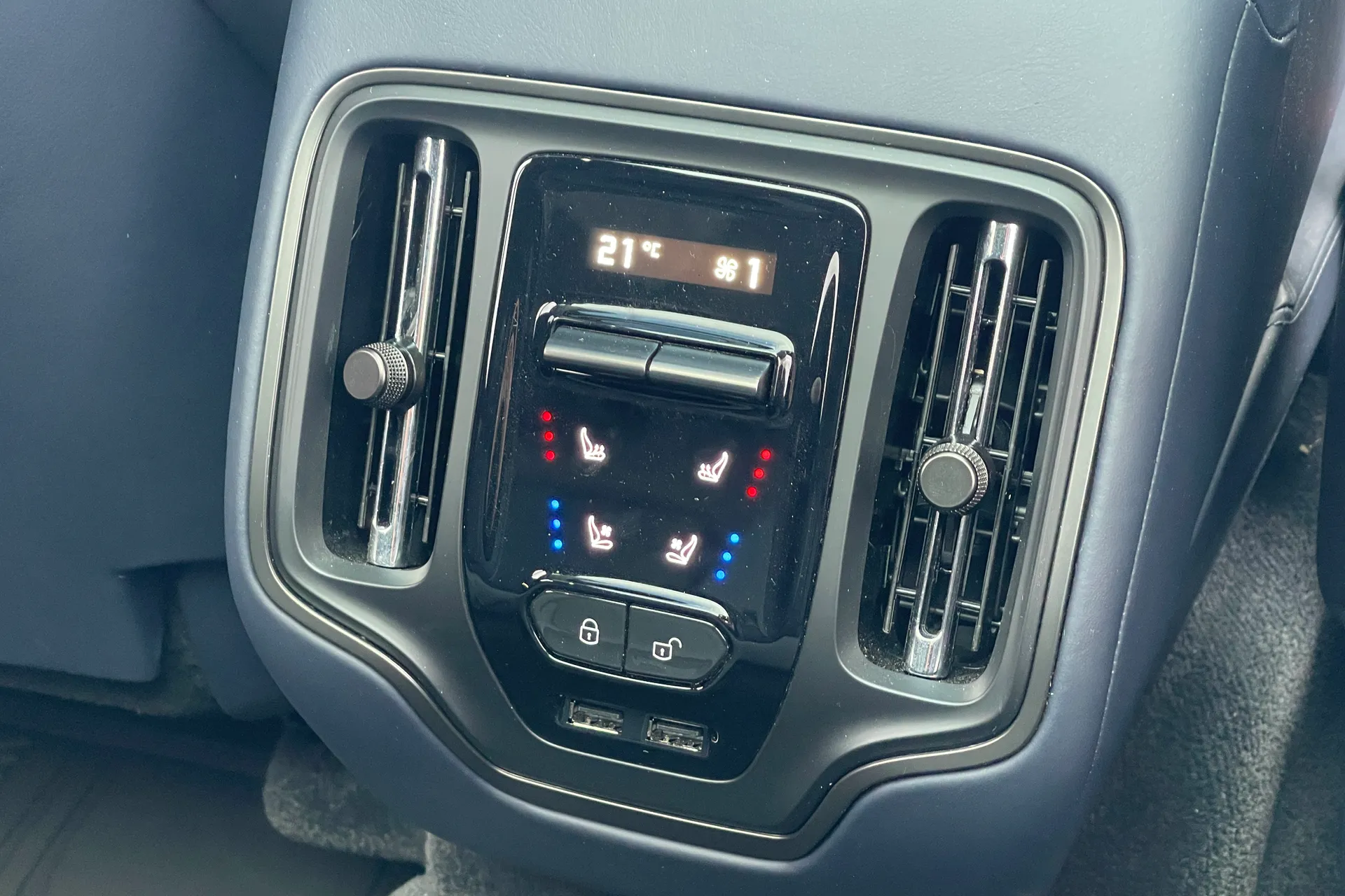 Aston Martin DBX thumbnail image number 42