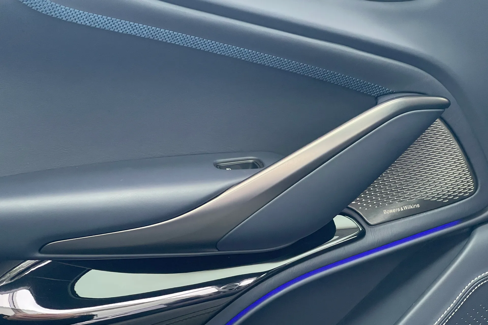 Aston Martin DBX thumbnail image number 25