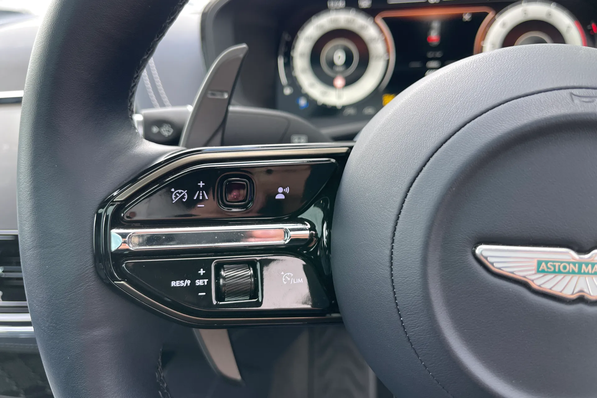 Aston Martin DBX thumbnail image number 32