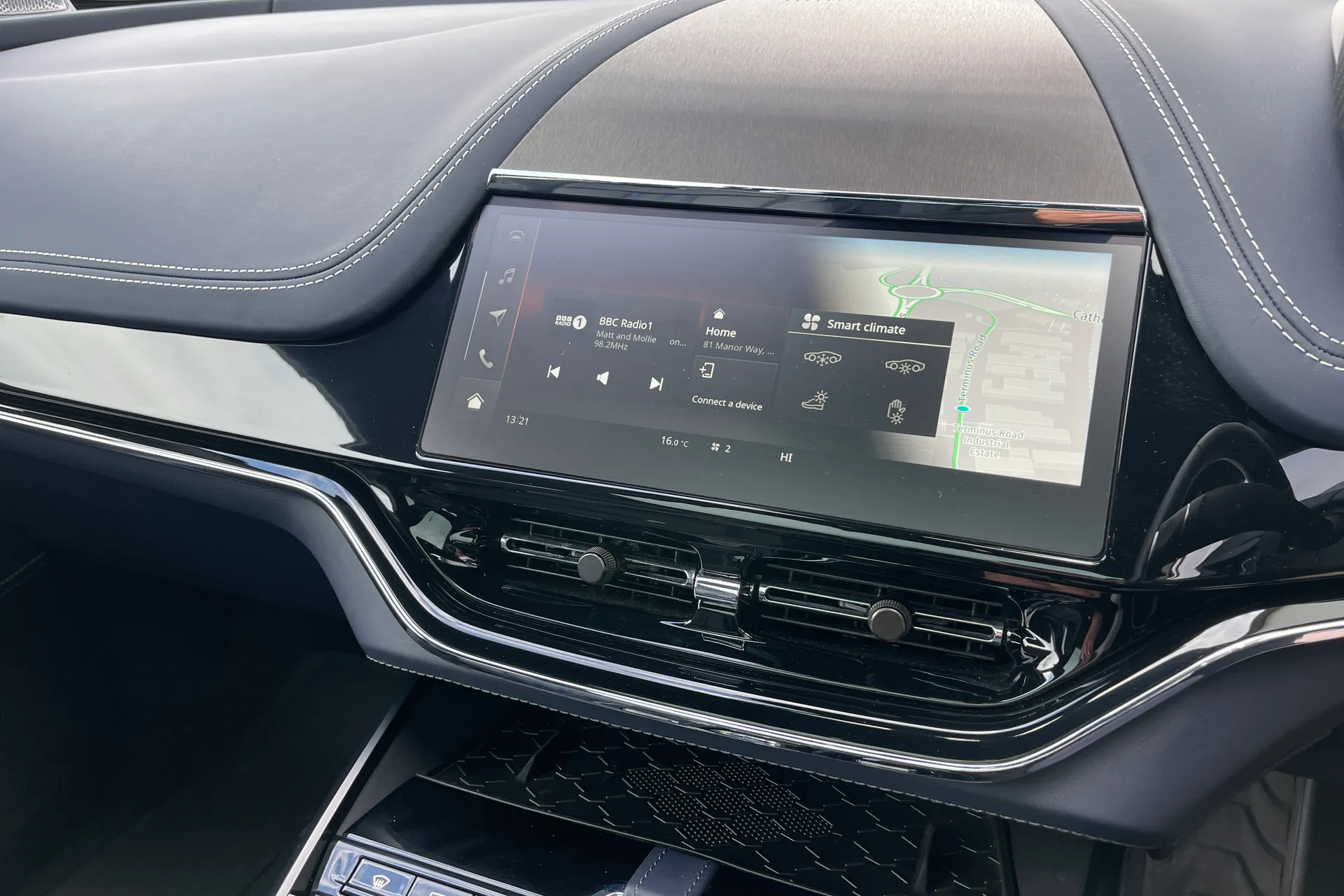 Aston Martin DBX thumbnail image number 40