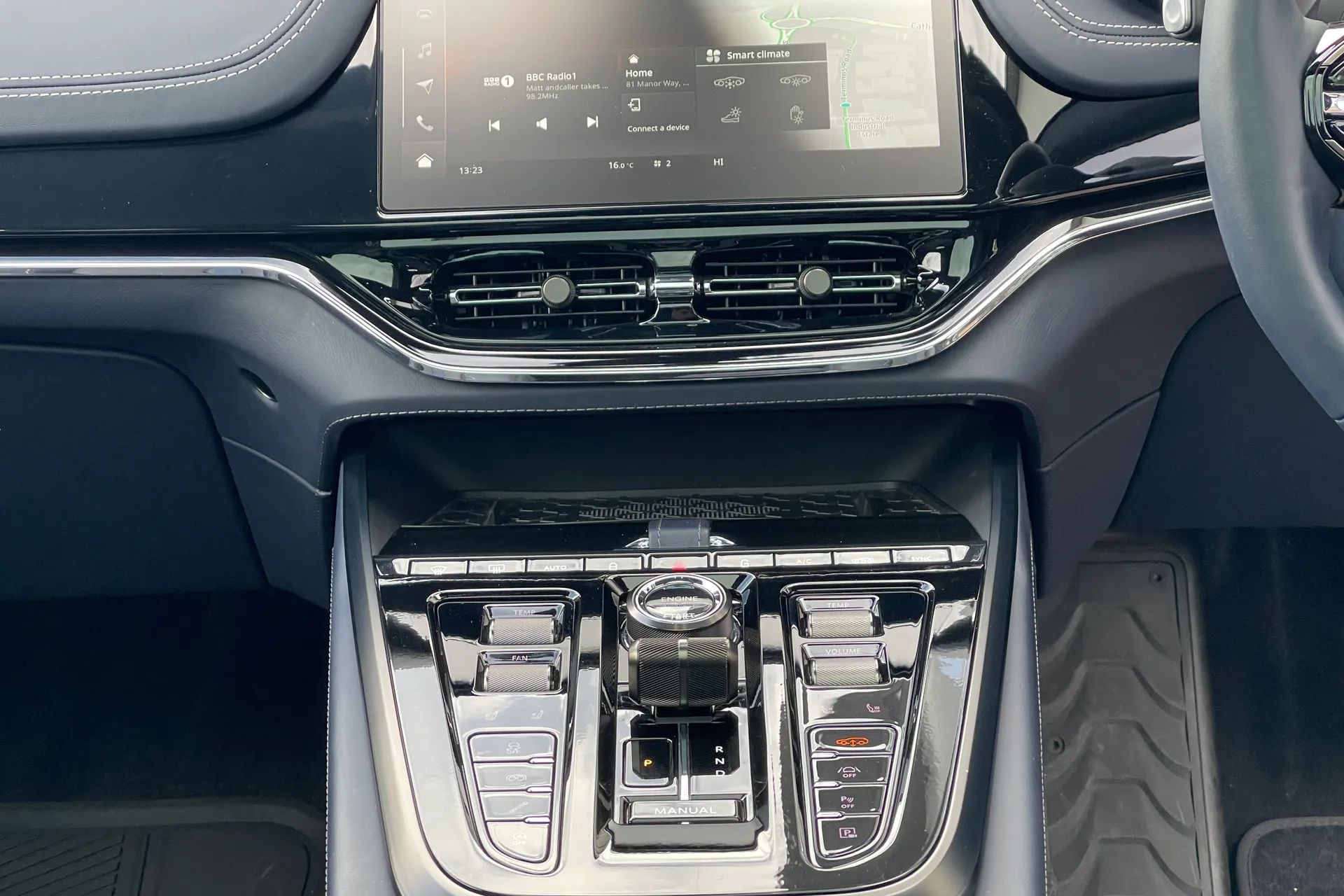 Aston Martin DBX thumbnail image number 10