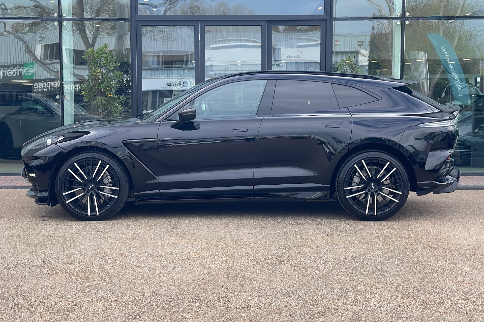 Aston Martin DBX thumbnail image number 16