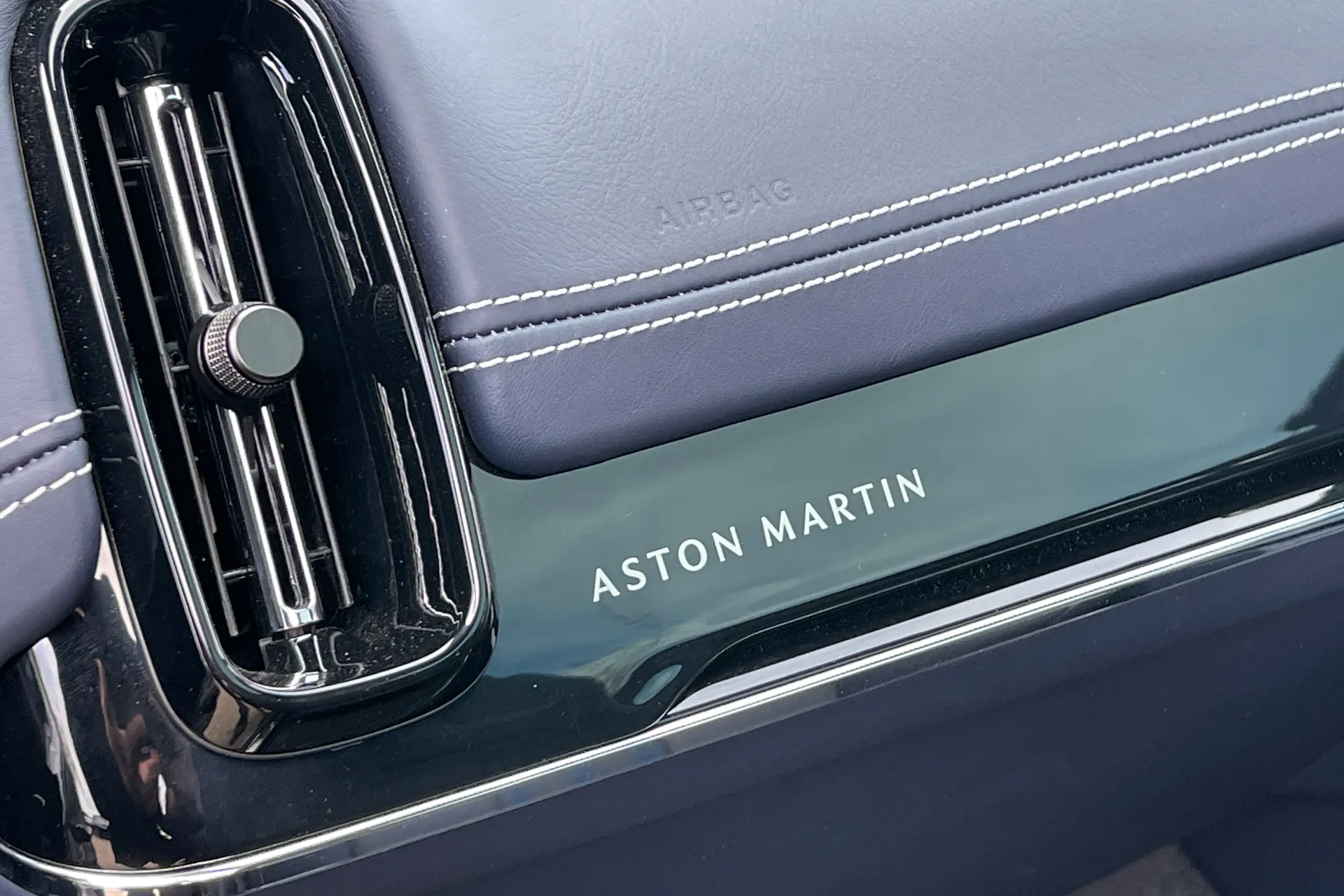 Aston Martin DBX thumbnail image number 31