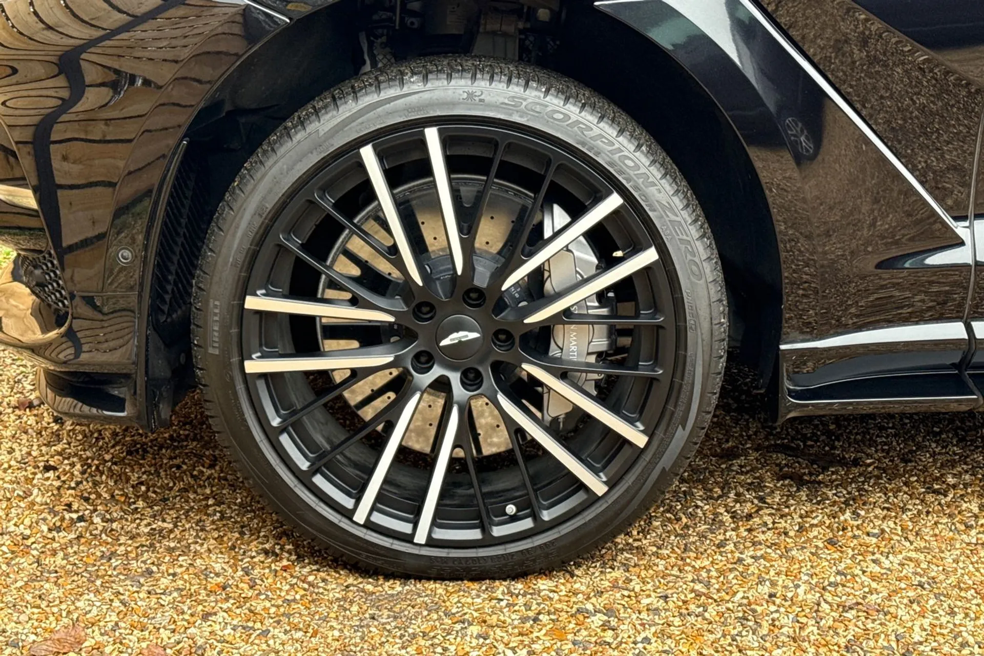 Aston Martin DBX thumbnail image number 14