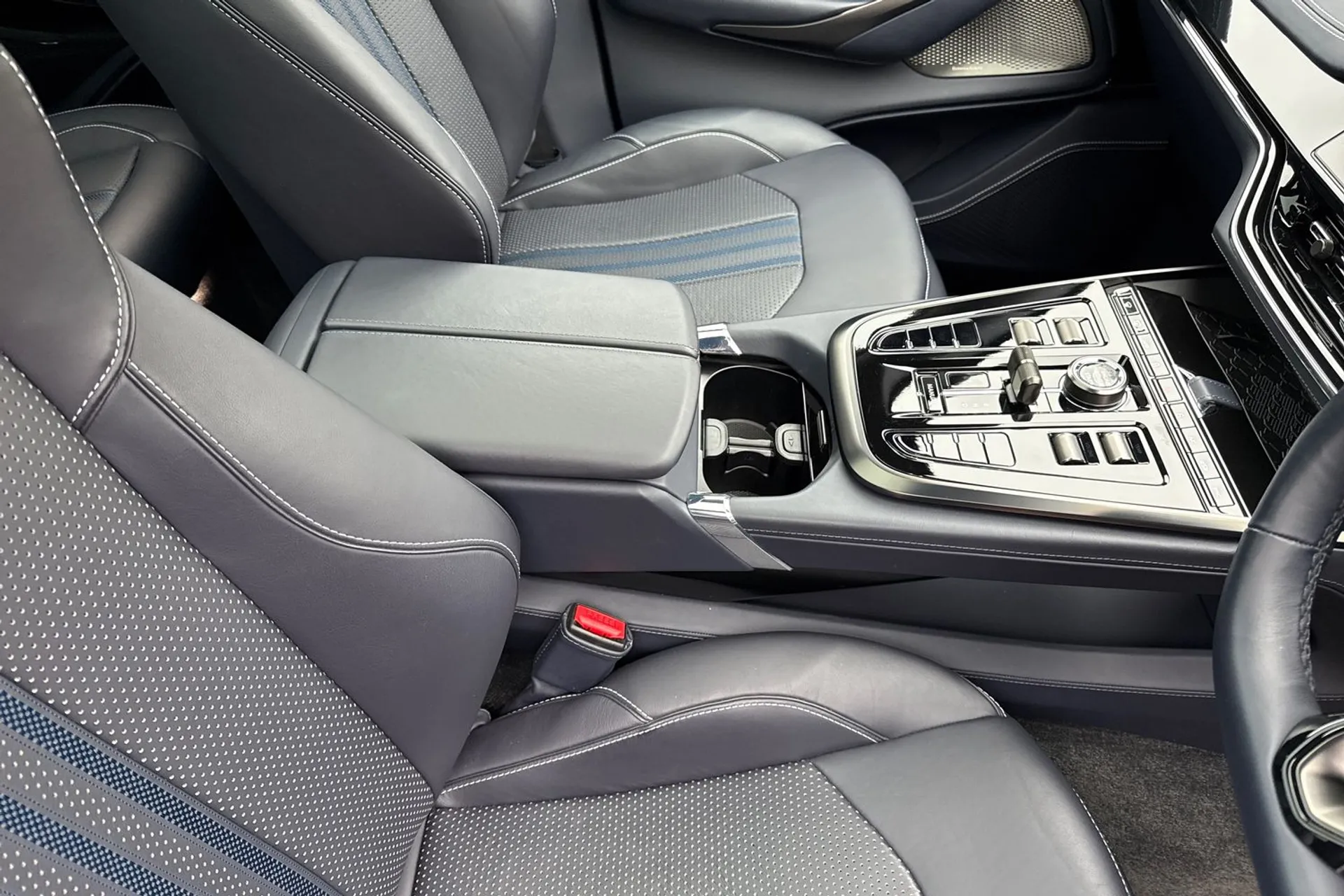 Aston Martin DBX thumbnail image number 42