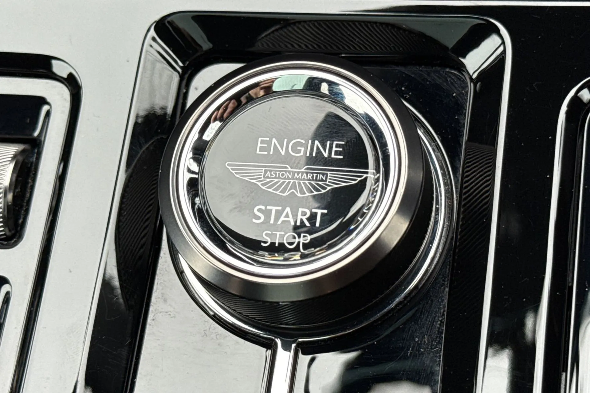 Aston Martin DBX thumbnail image number 60