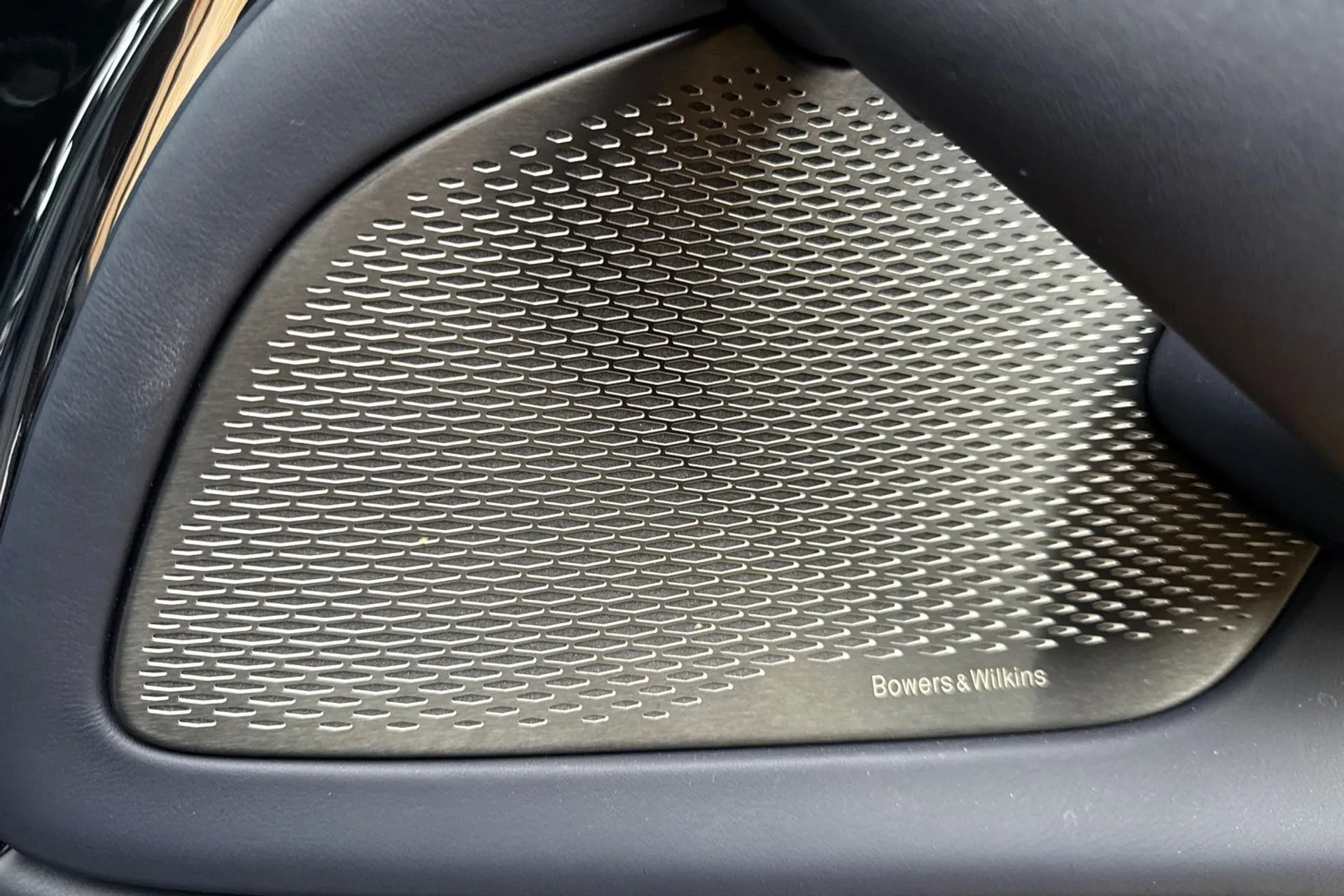 Aston Martin DBX thumbnail image number 53