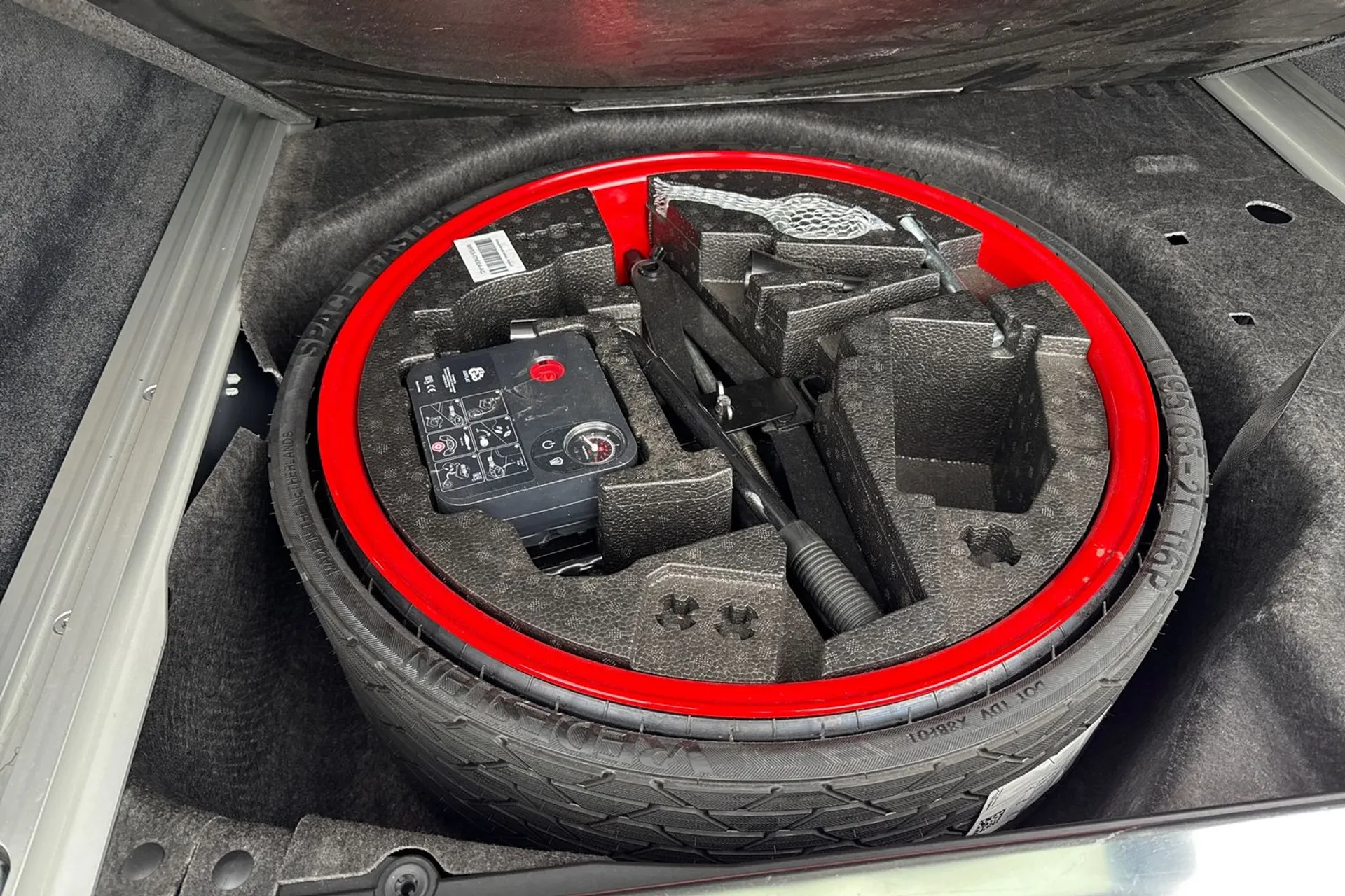 Aston Martin DBX thumbnail image number 48