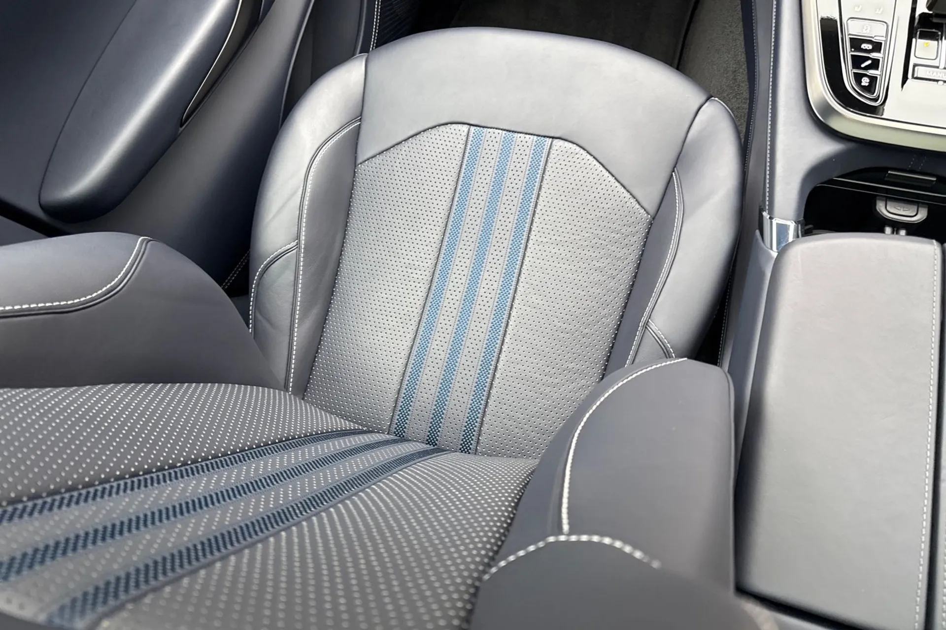 Aston Martin DBX thumbnail image number 34