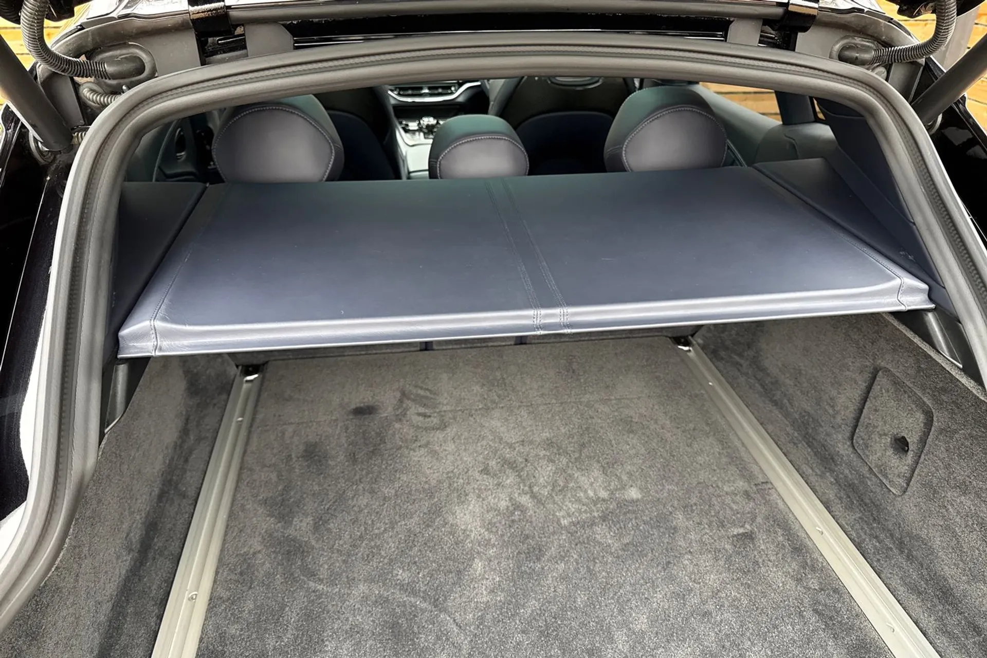 Aston Martin DBX thumbnail image number 49