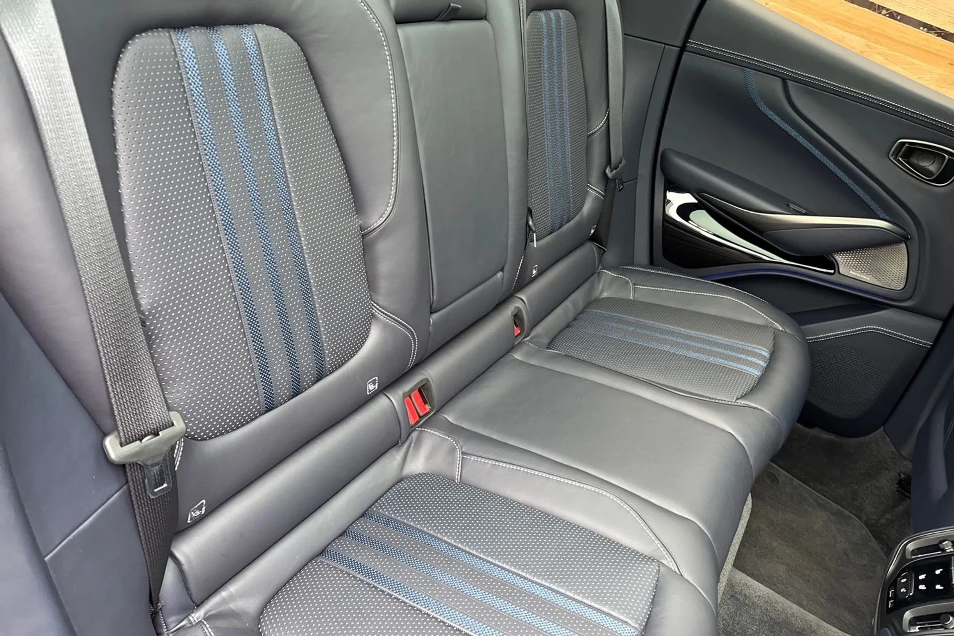 Aston Martin DBX thumbnail image number 24