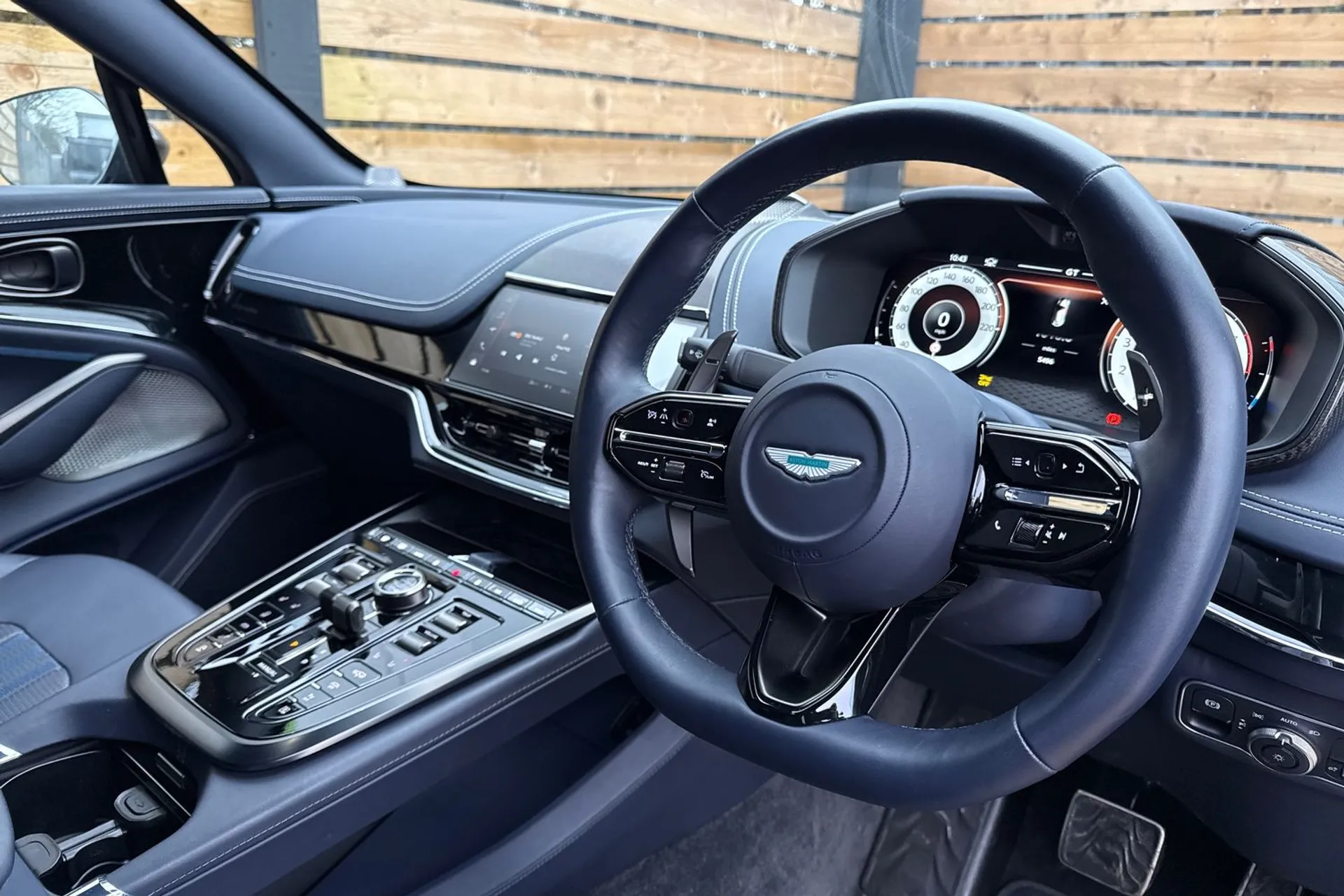 Aston Martin DBX thumbnail image number 29