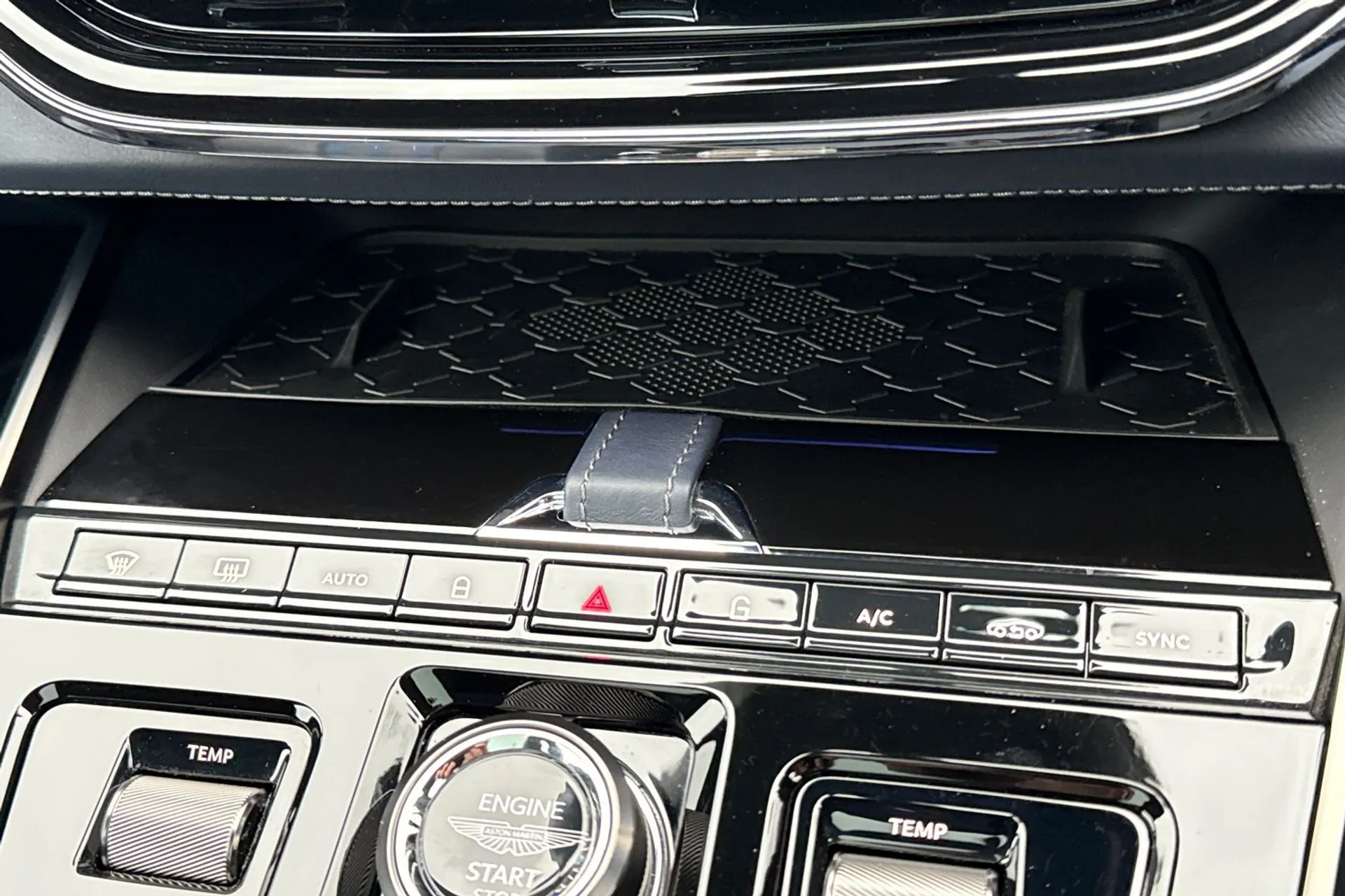 Aston Martin DBX thumbnail image number 61