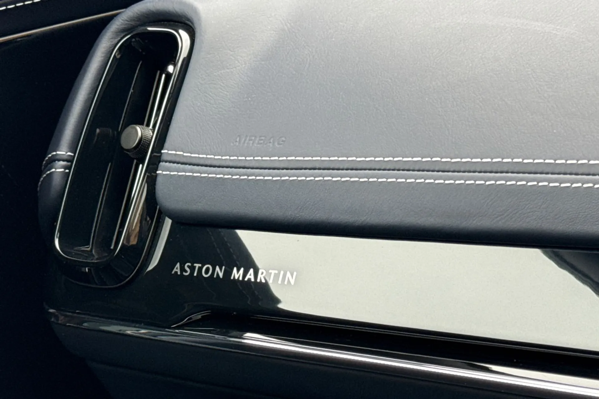 Aston Martin DBX thumbnail image number 62