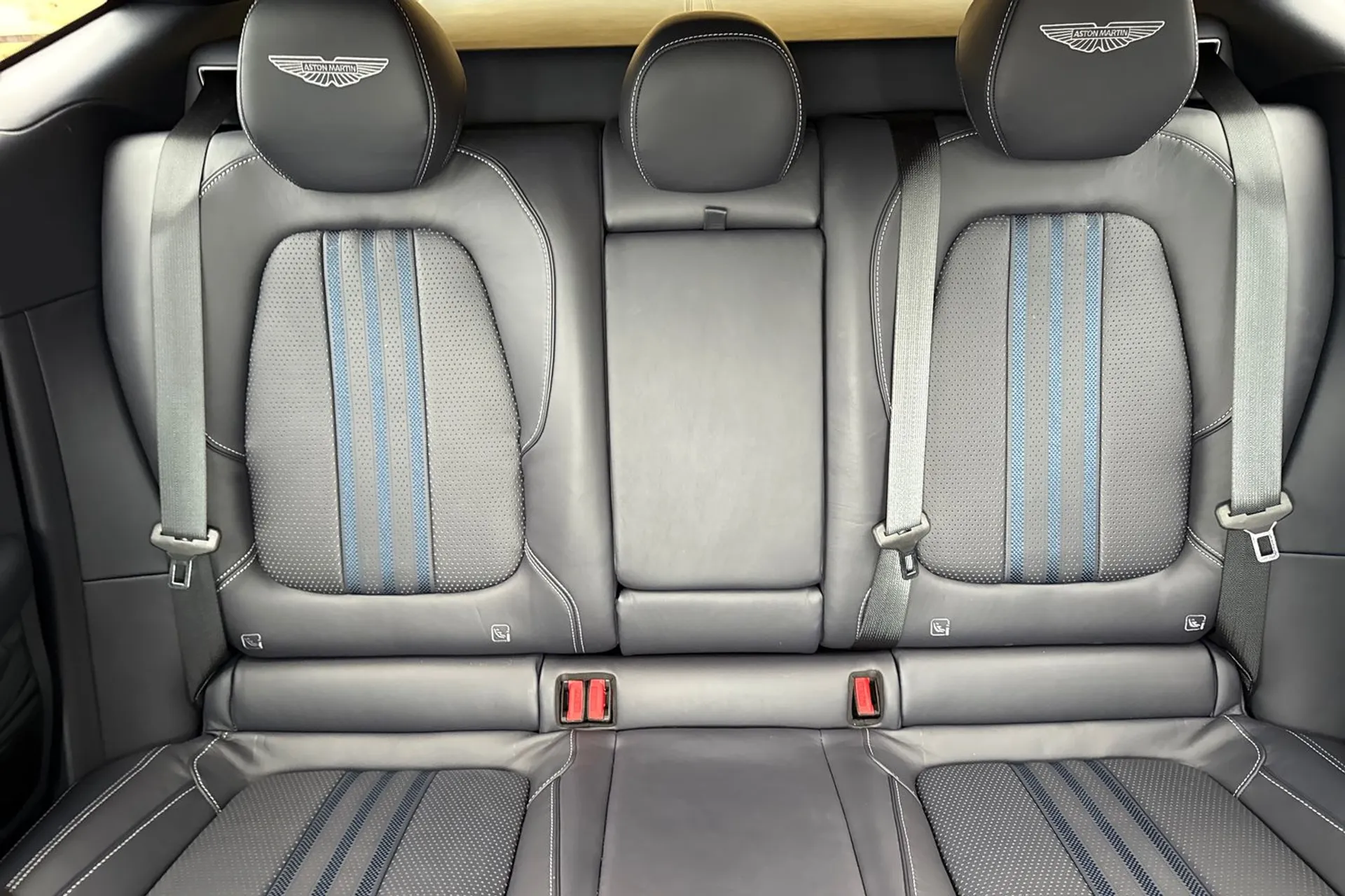 Aston Martin DBX thumbnail image number 33