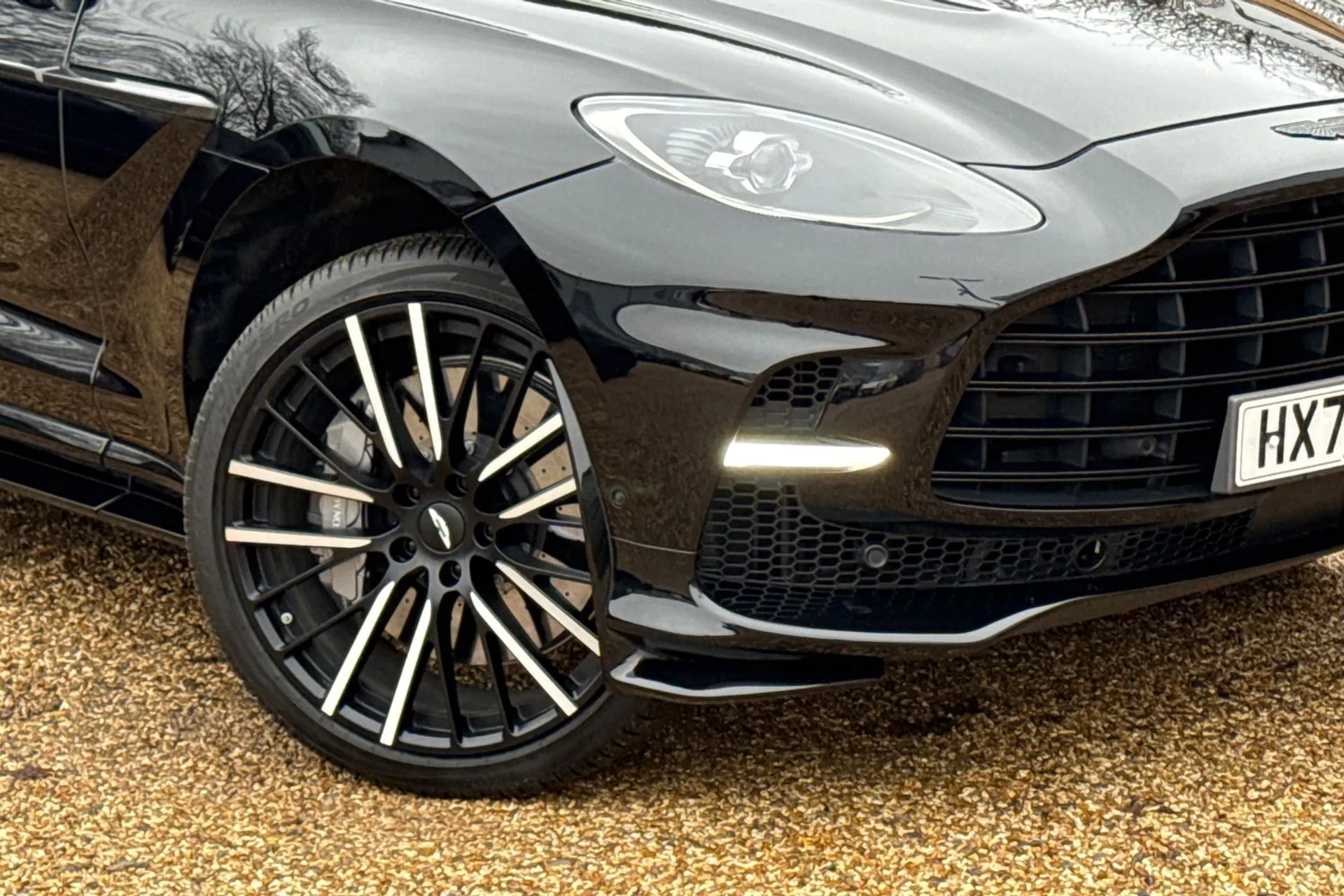 Aston Martin DBX thumbnail image number 7