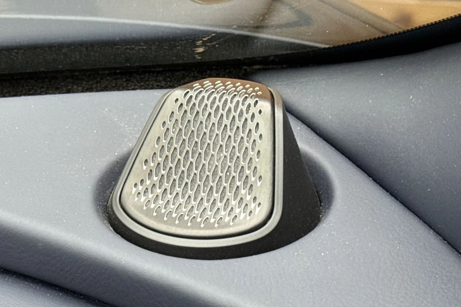 Aston Martin DBX thumbnail image number 65