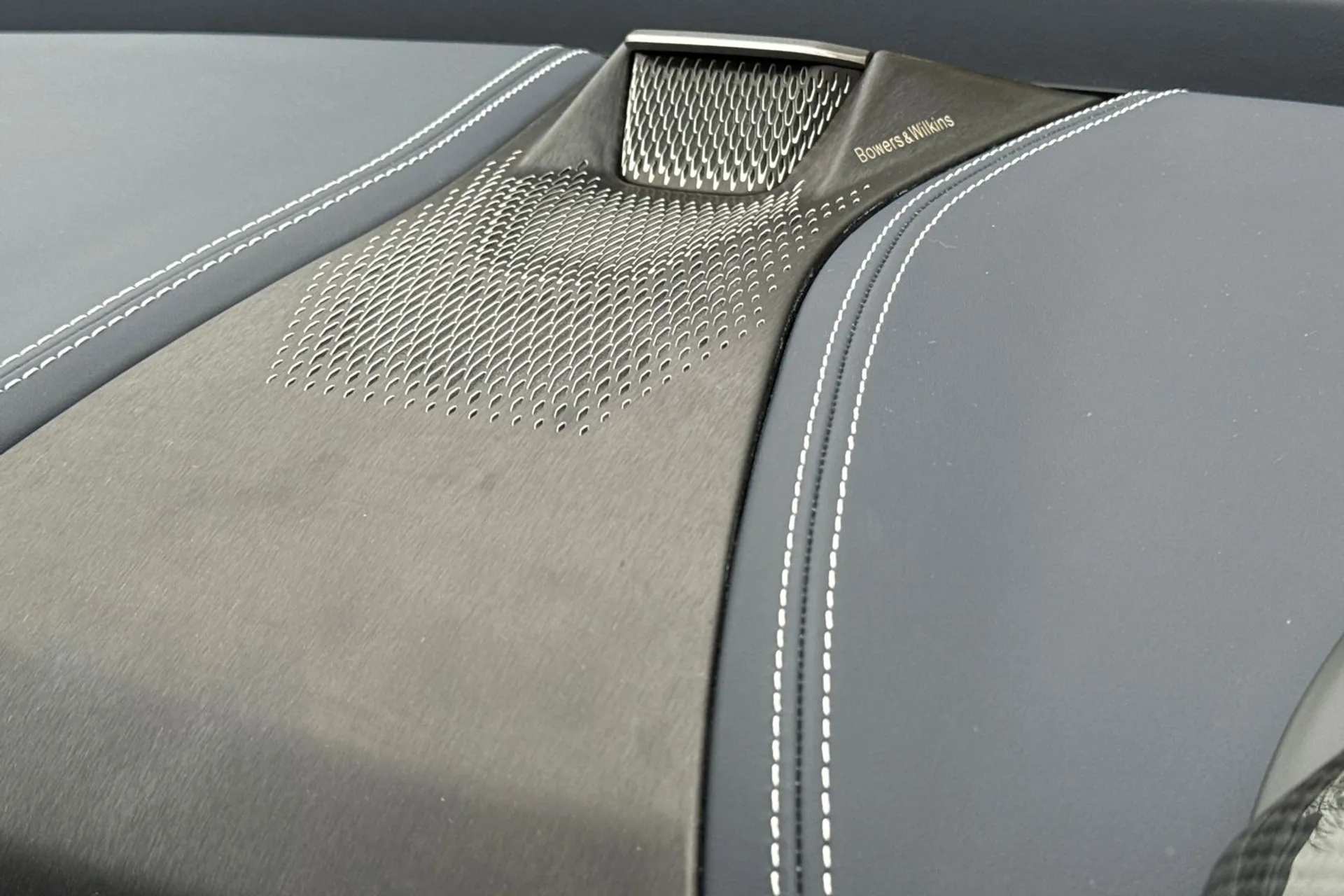 Aston Martin DBX thumbnail image number 66