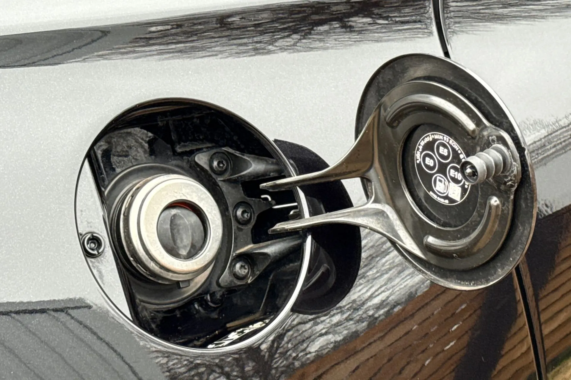 Aston Martin DBX thumbnail image number 20