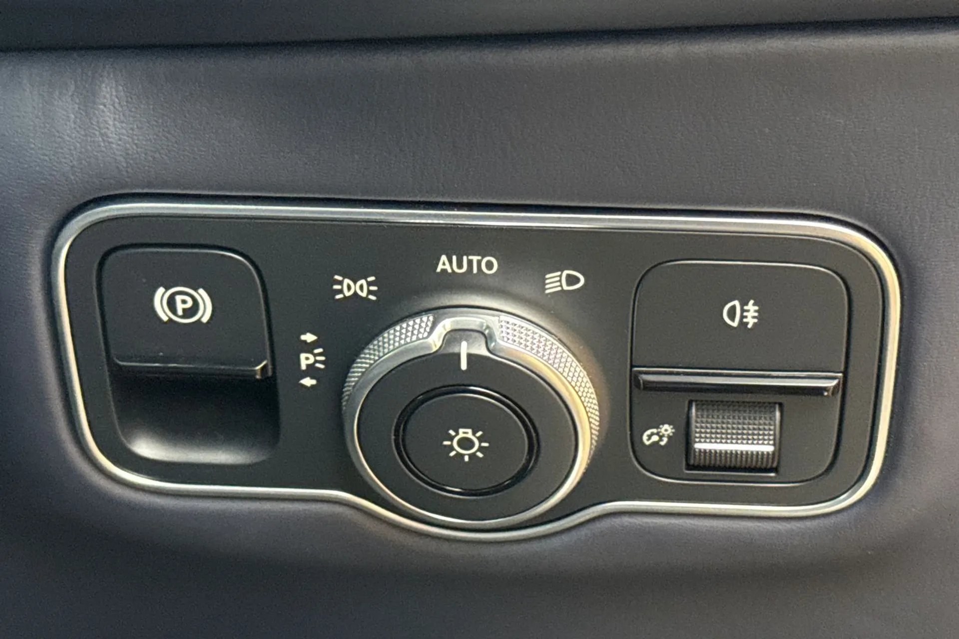 Aston Martin DBX thumbnail image number 55