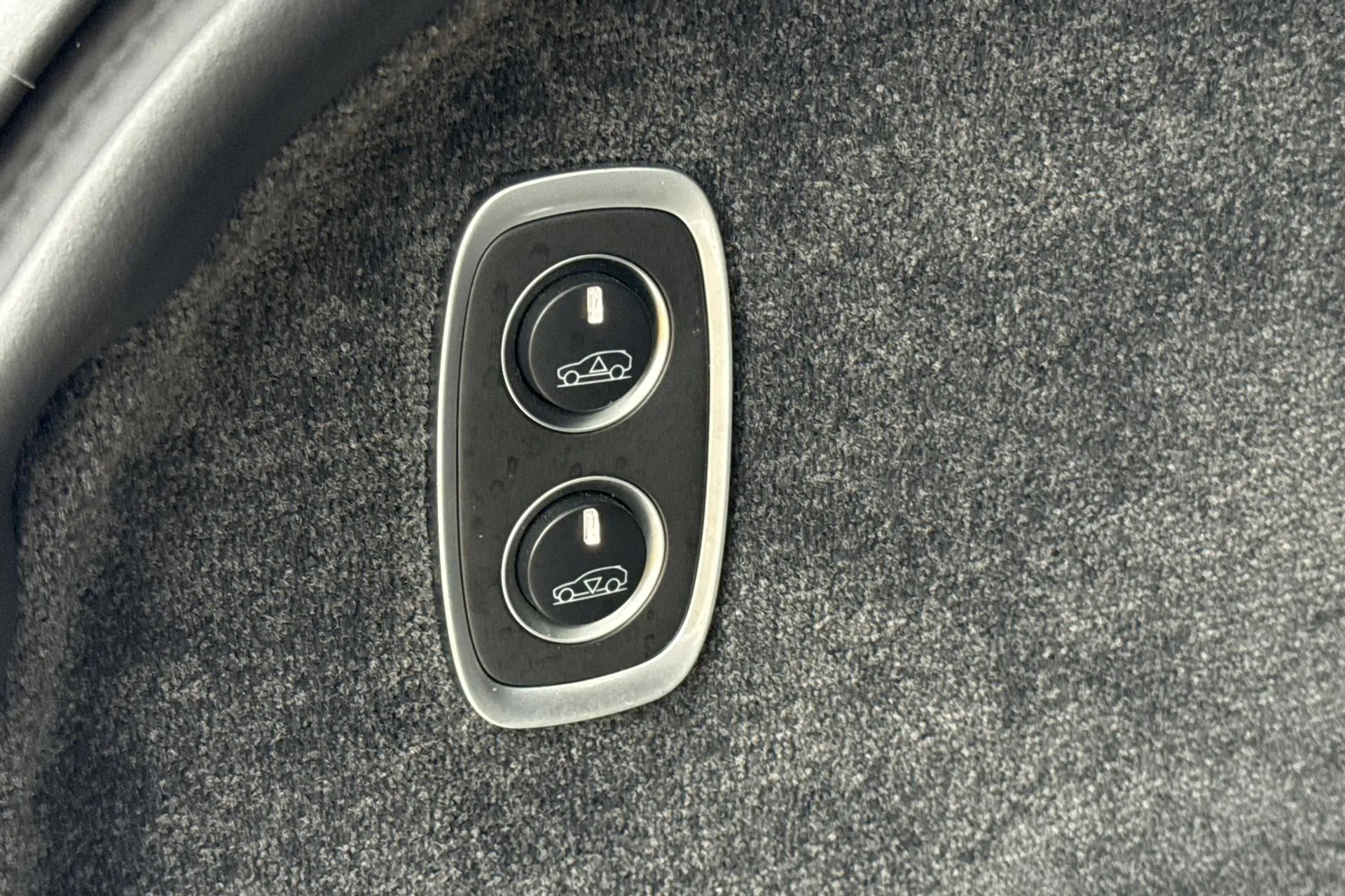 Aston Martin DBX thumbnail image number 46