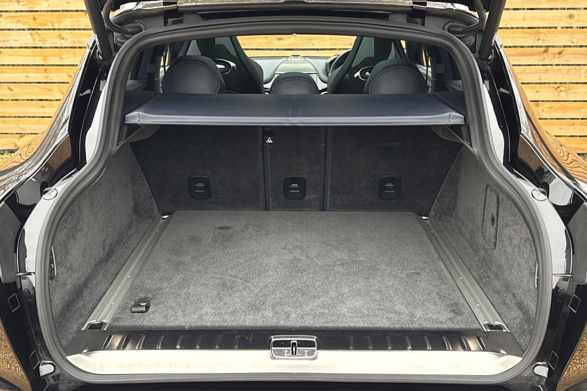 Aston Martin DBX thumbnail image number 21