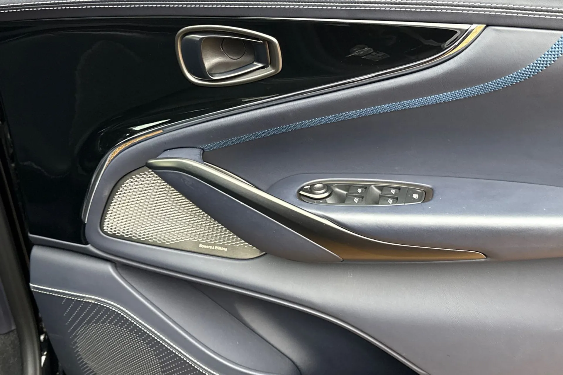 Aston Martin DBX thumbnail image number 41