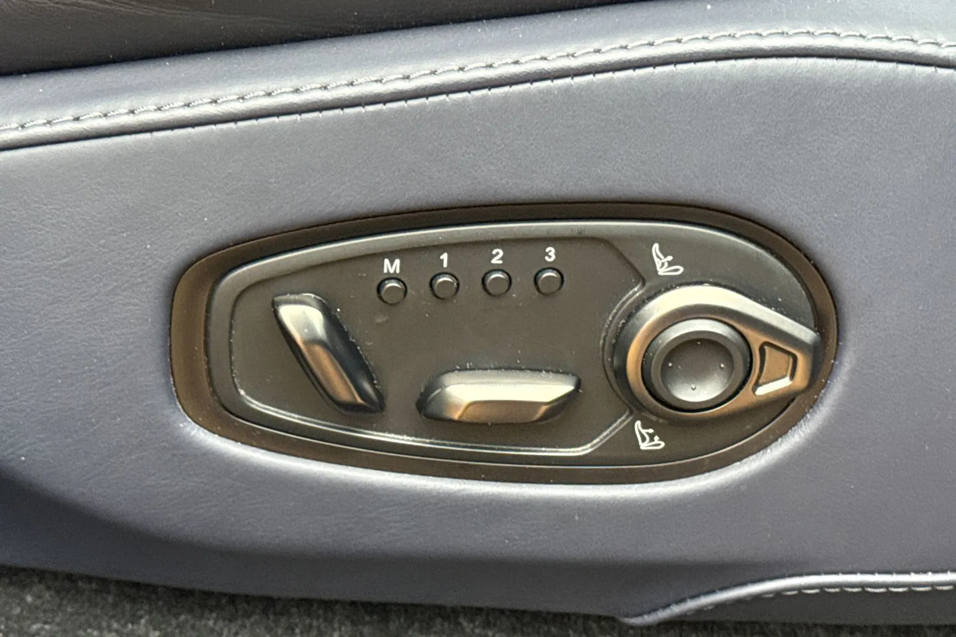 Aston Martin DBX thumbnail image number 54